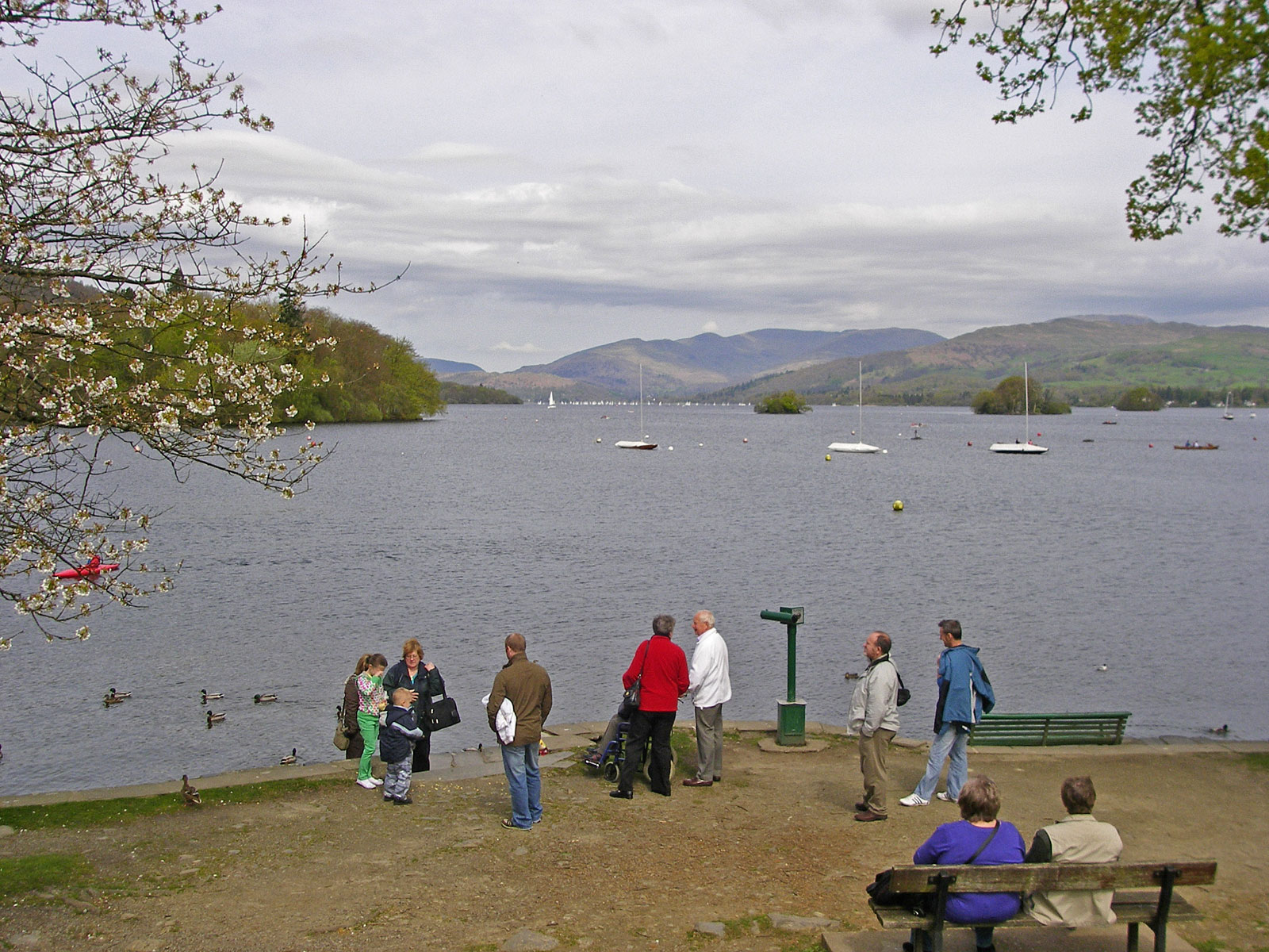 Lake District Bowness on Windermere Seeufer mit Touristen