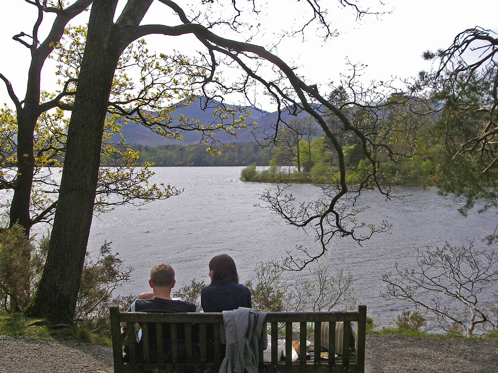 Lake District Derwentwater Pärchen auf Bank am Seeufer