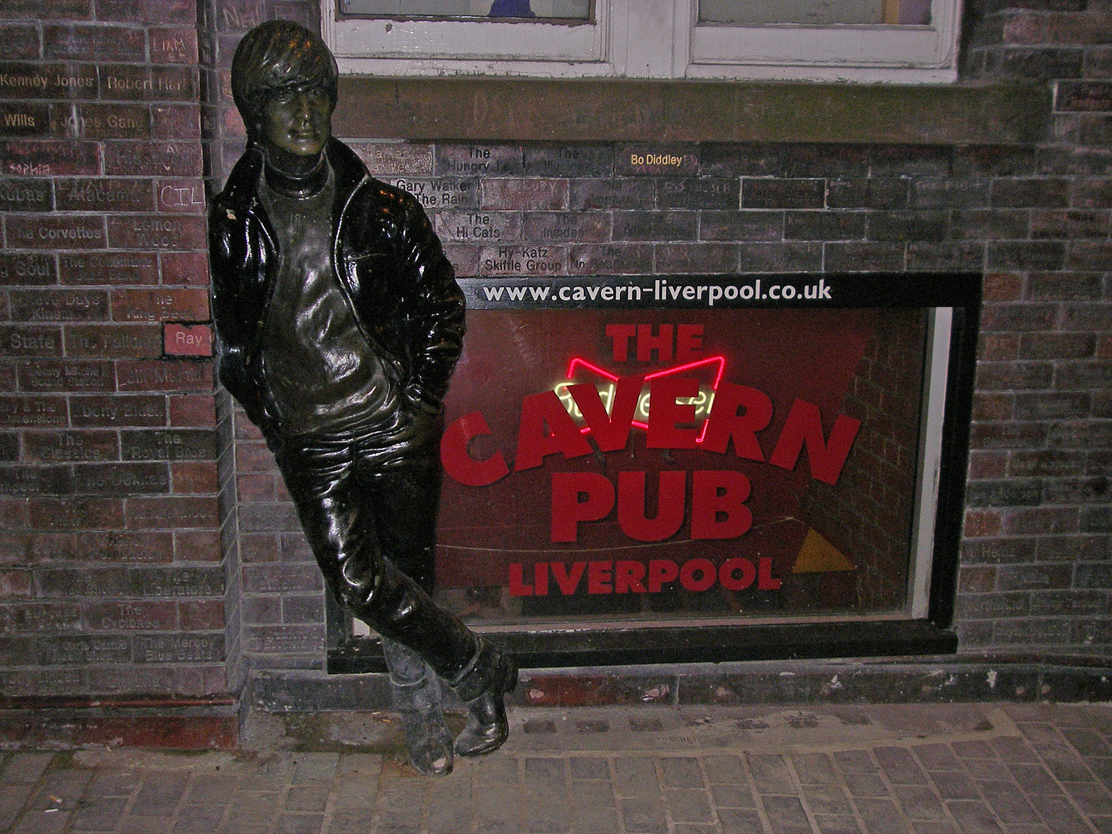 Liverpool Cavern Pub außen mit Lennon Skultpur