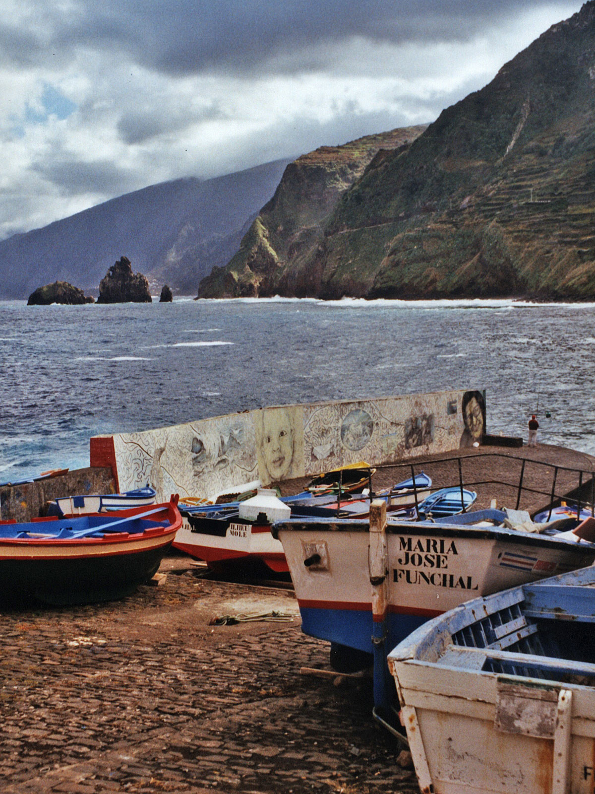 Madeira Faial Strand mit Fischerbooten