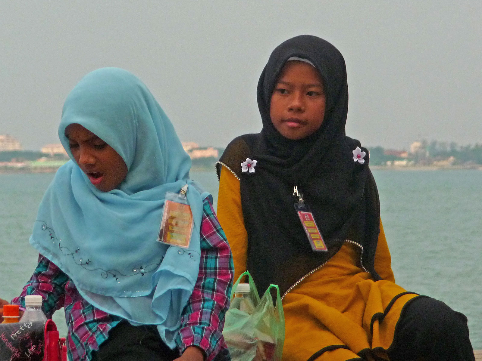 Penang George Town Uferpromenade Mädchen mit Kopftüchern