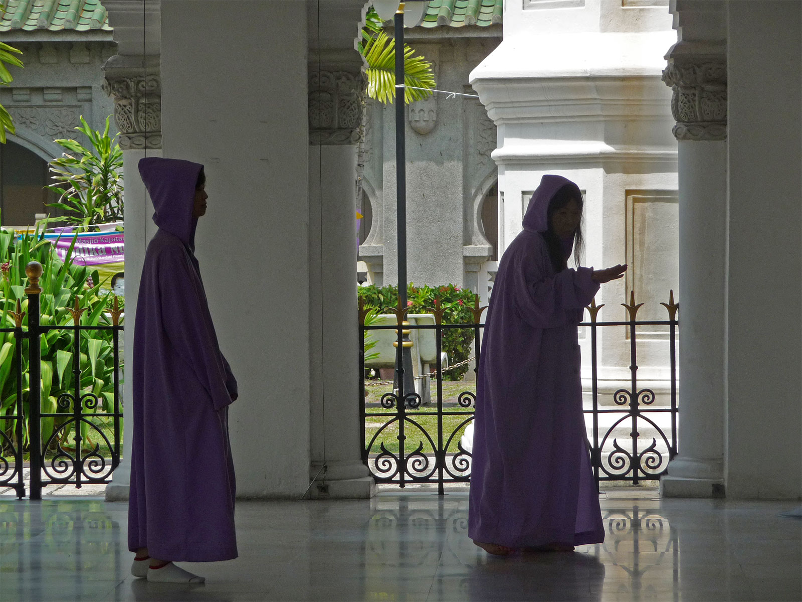 Penang George Town Kapitan Keling Moschee Besucherinnen mit Kapuzen