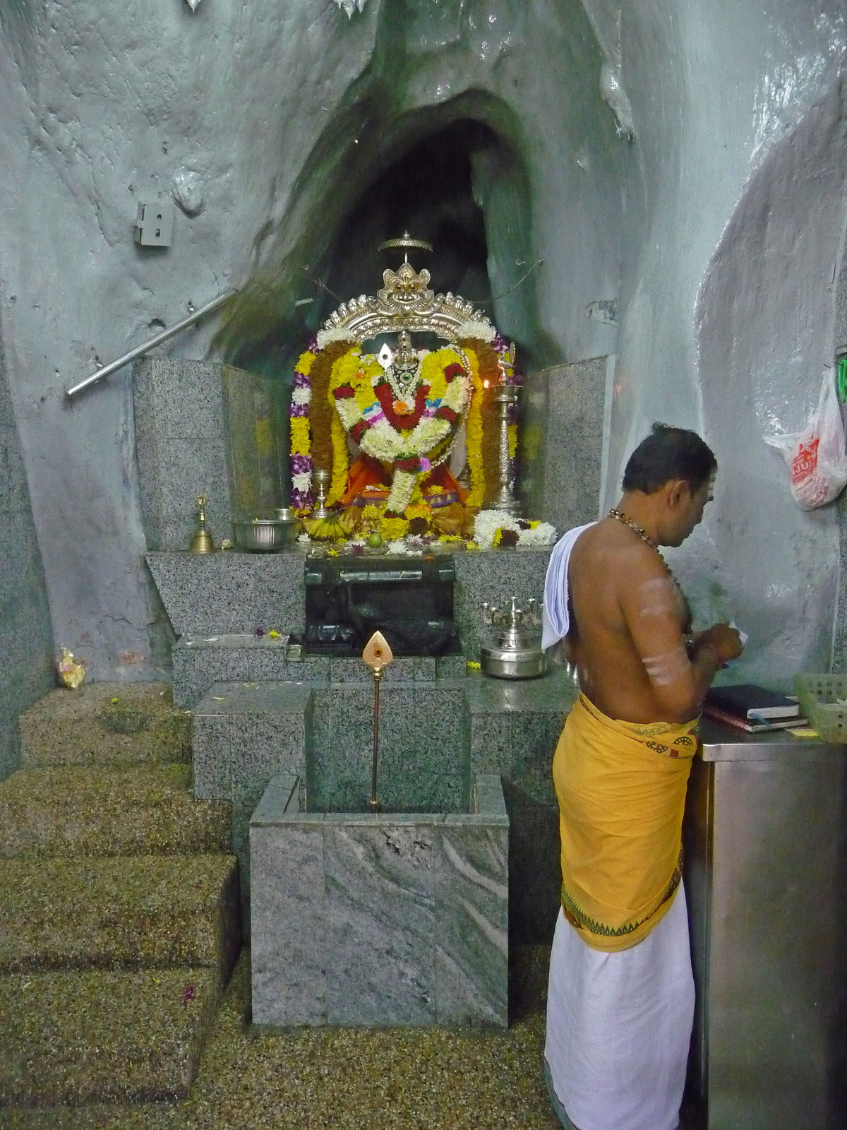Kuala Lumpur Batu Caves innen Priester