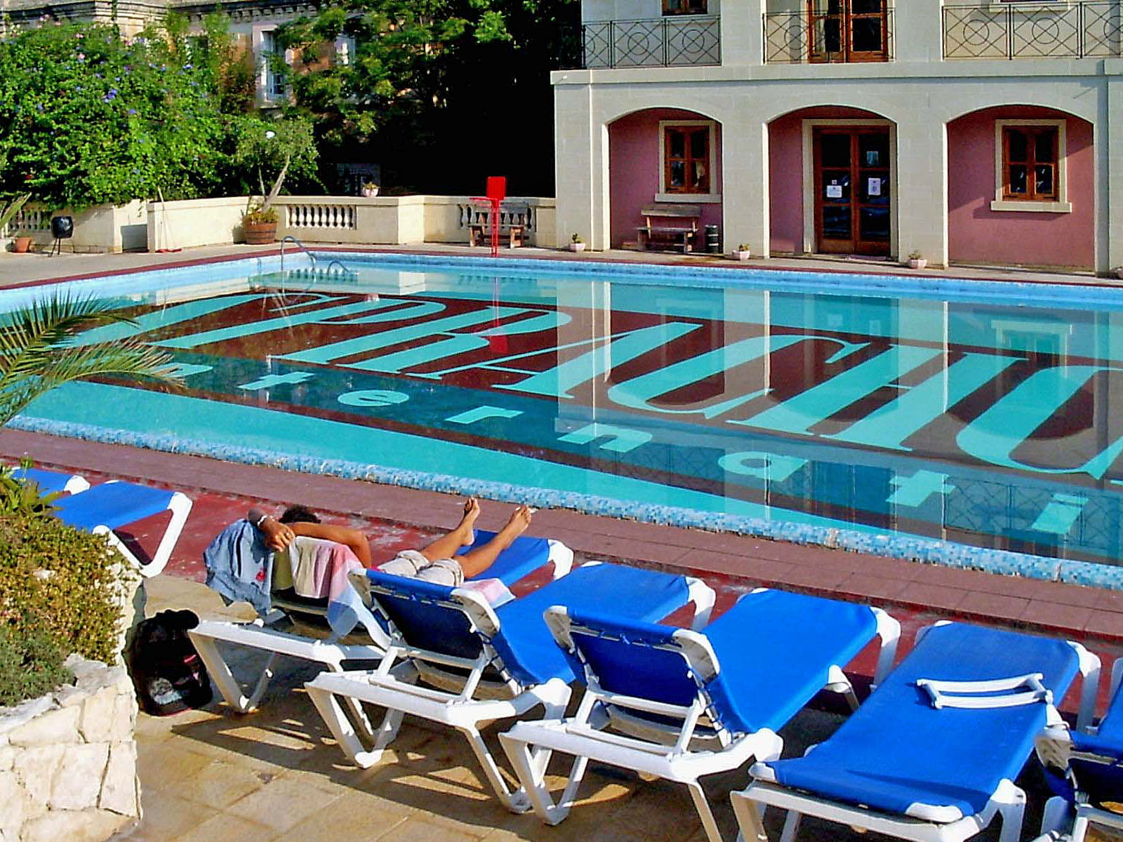 Malta Sprachcaffe Liegestühle am Pool