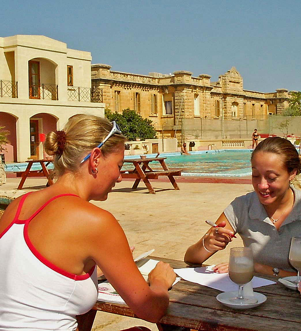Malta Sprachcaffe Studentinnen lernen im Freien
