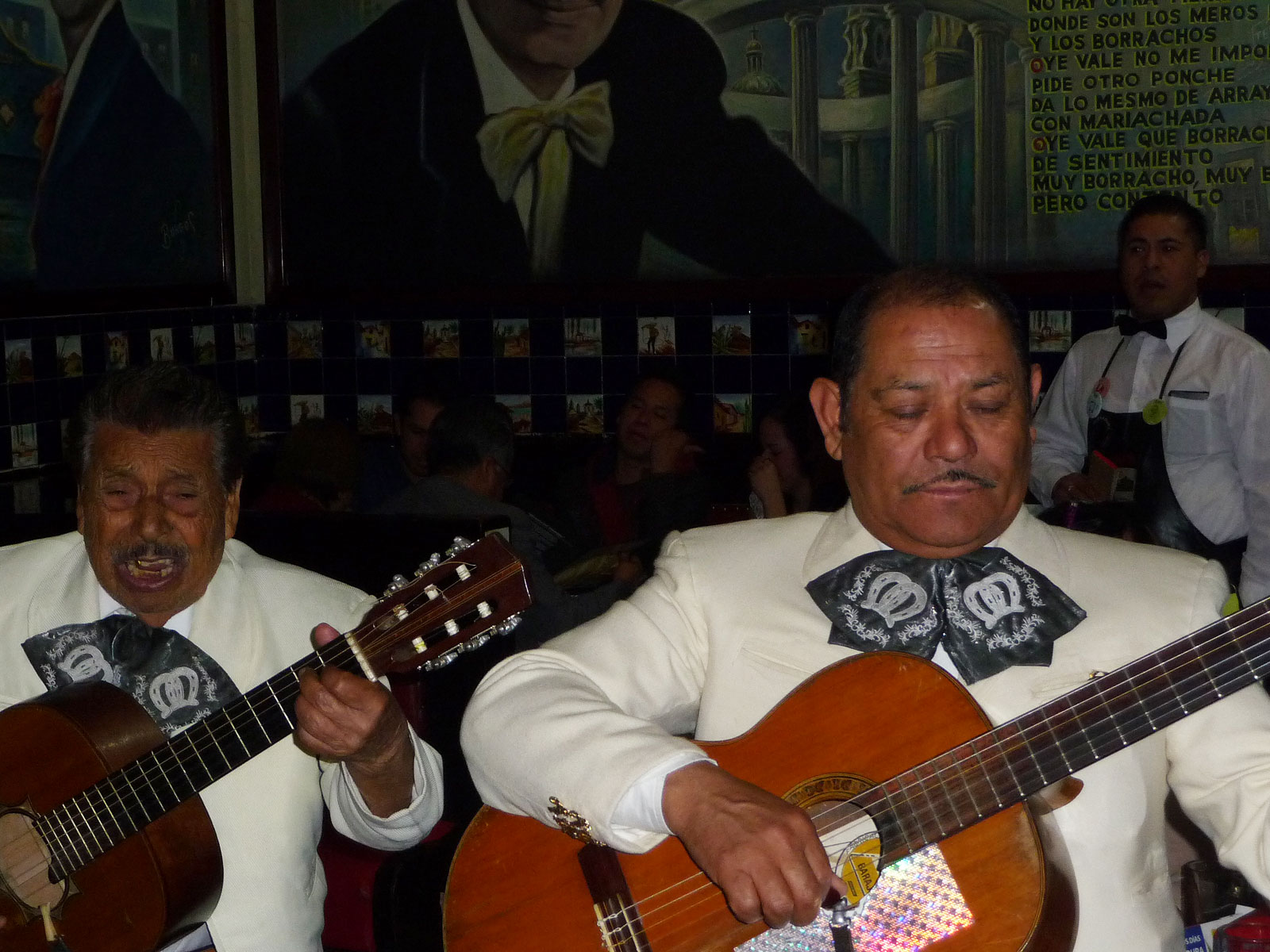 Mexico City Mariachi Musikanten Restaurant Gitarren