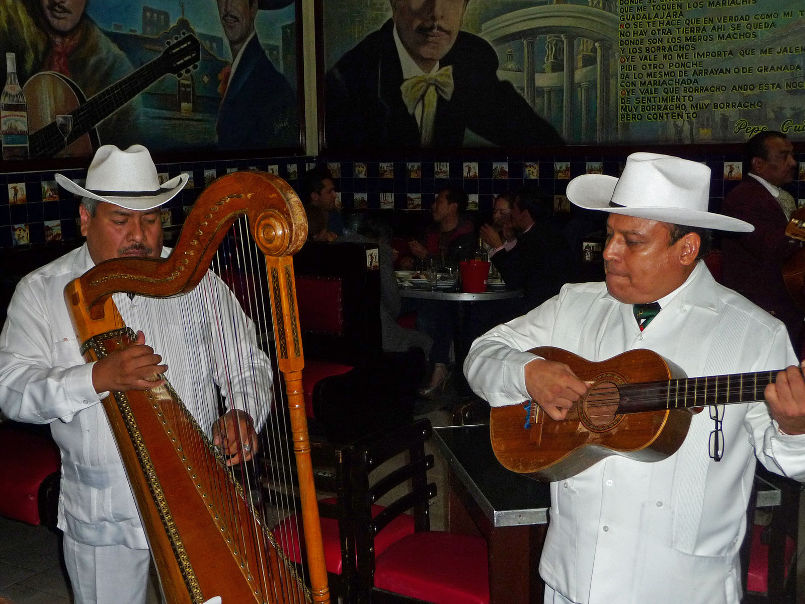 Mexico City Mariachi Musikanten Restaurant Harfe und Gitarre