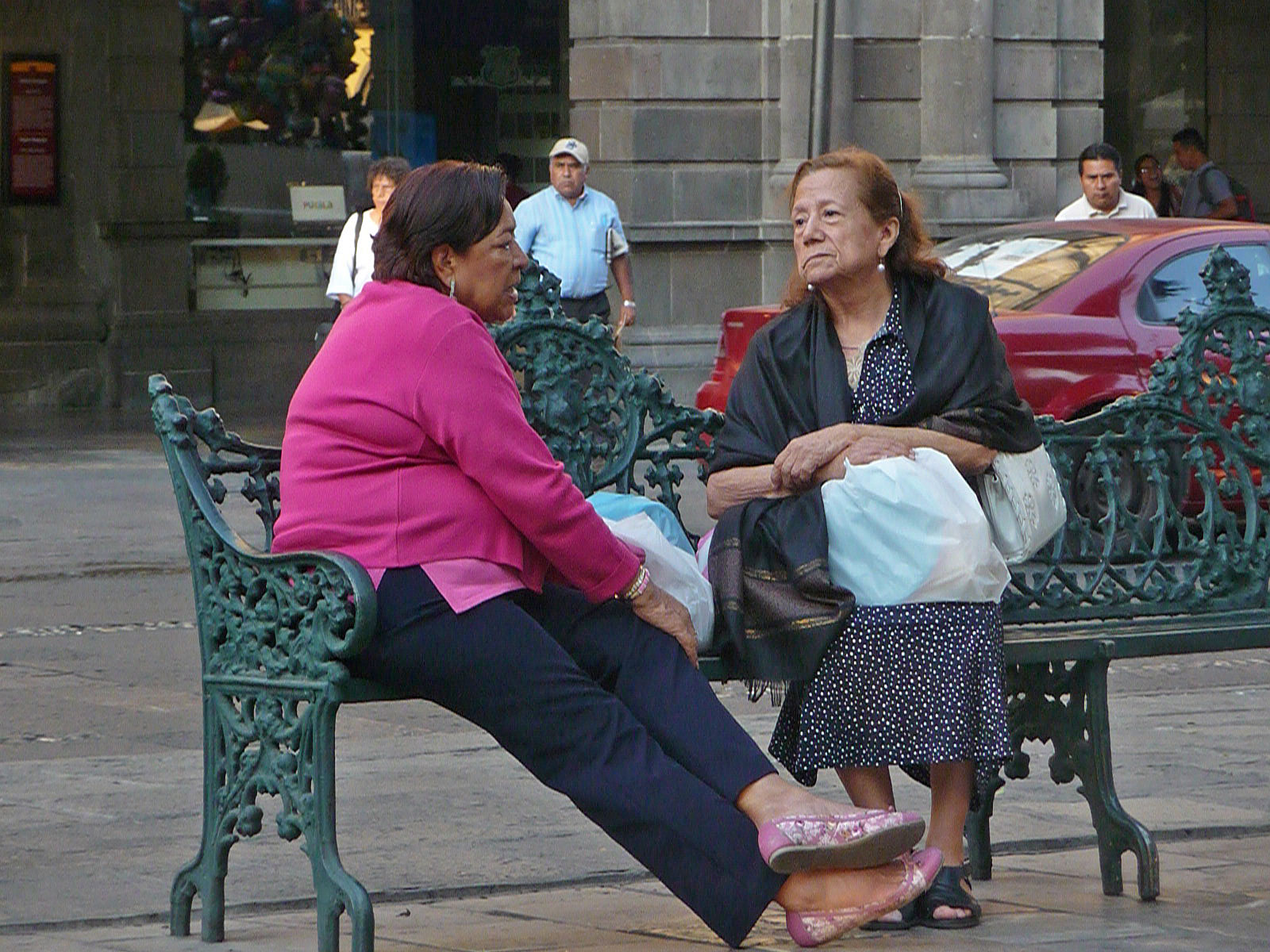 Mexiko Puebla Zocalo Frauen auf Parkbank