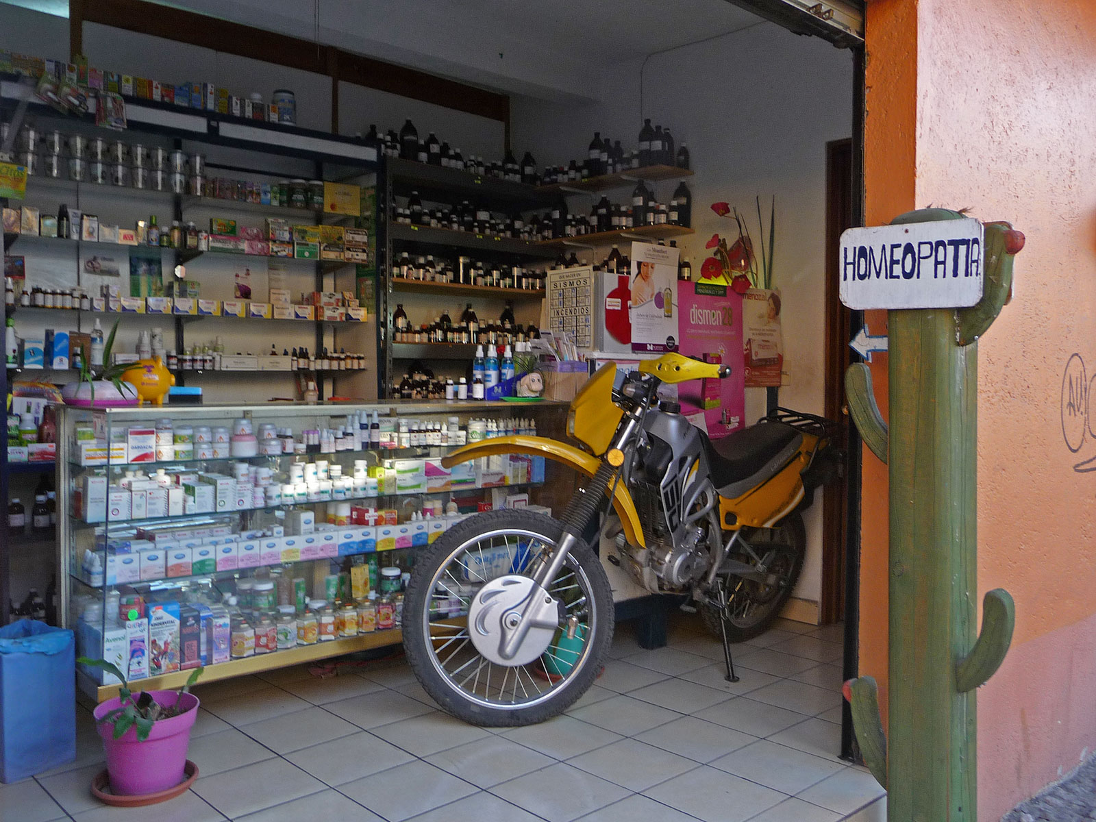 Mexiko Apotheke mit Motorrad