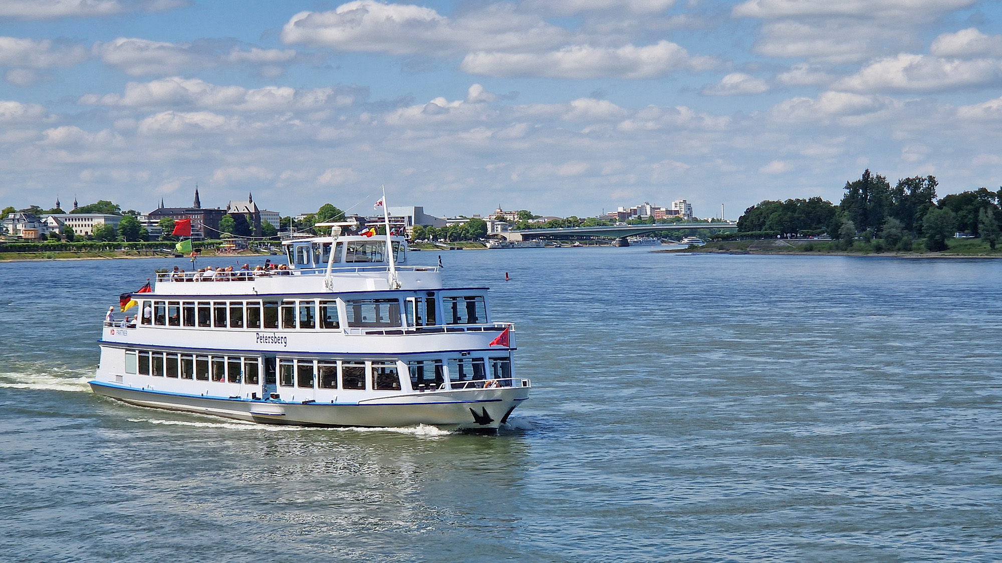 Bonn Schiff Petersberg