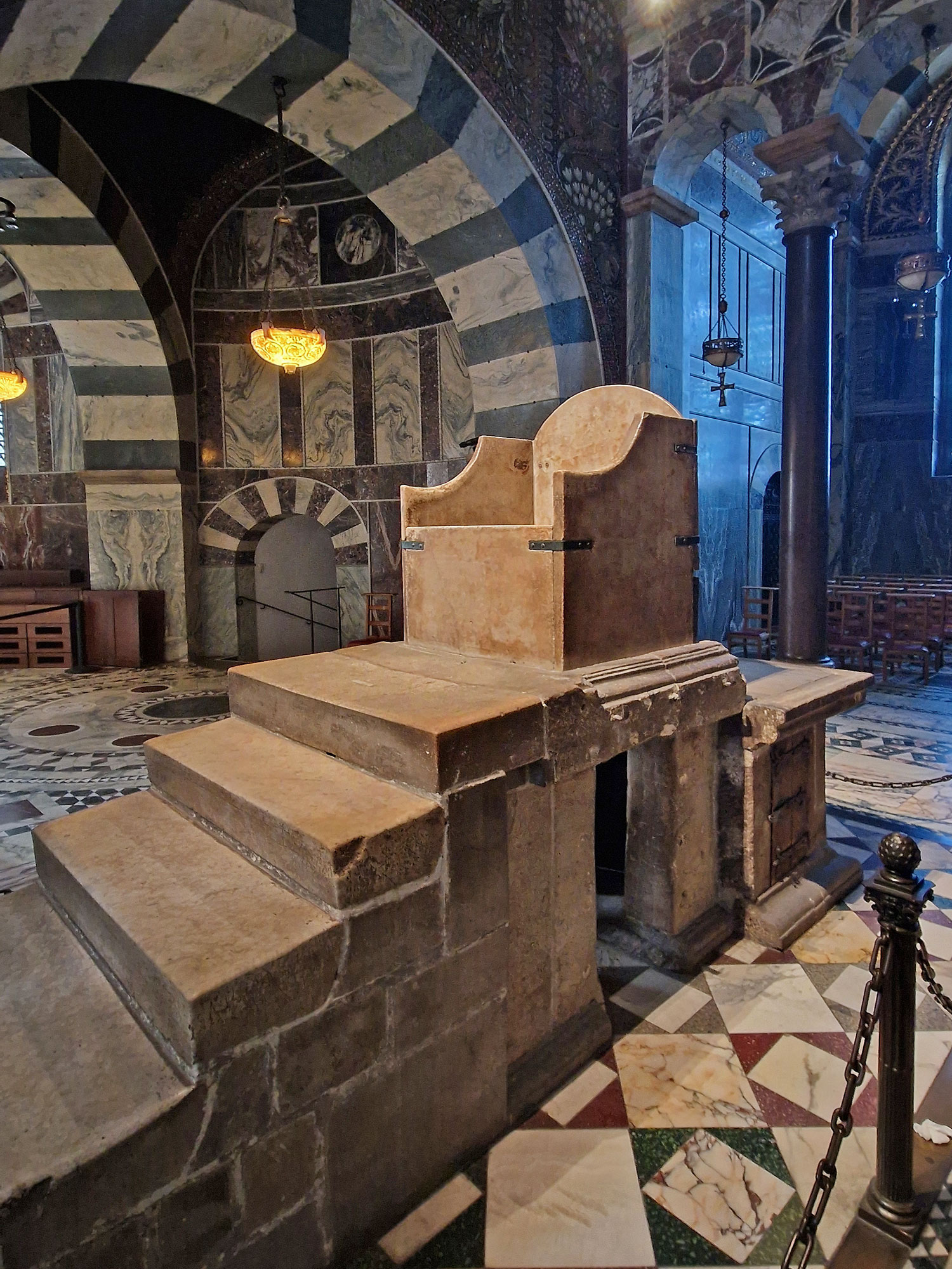 Aachen Dom Thron Karls des Großen