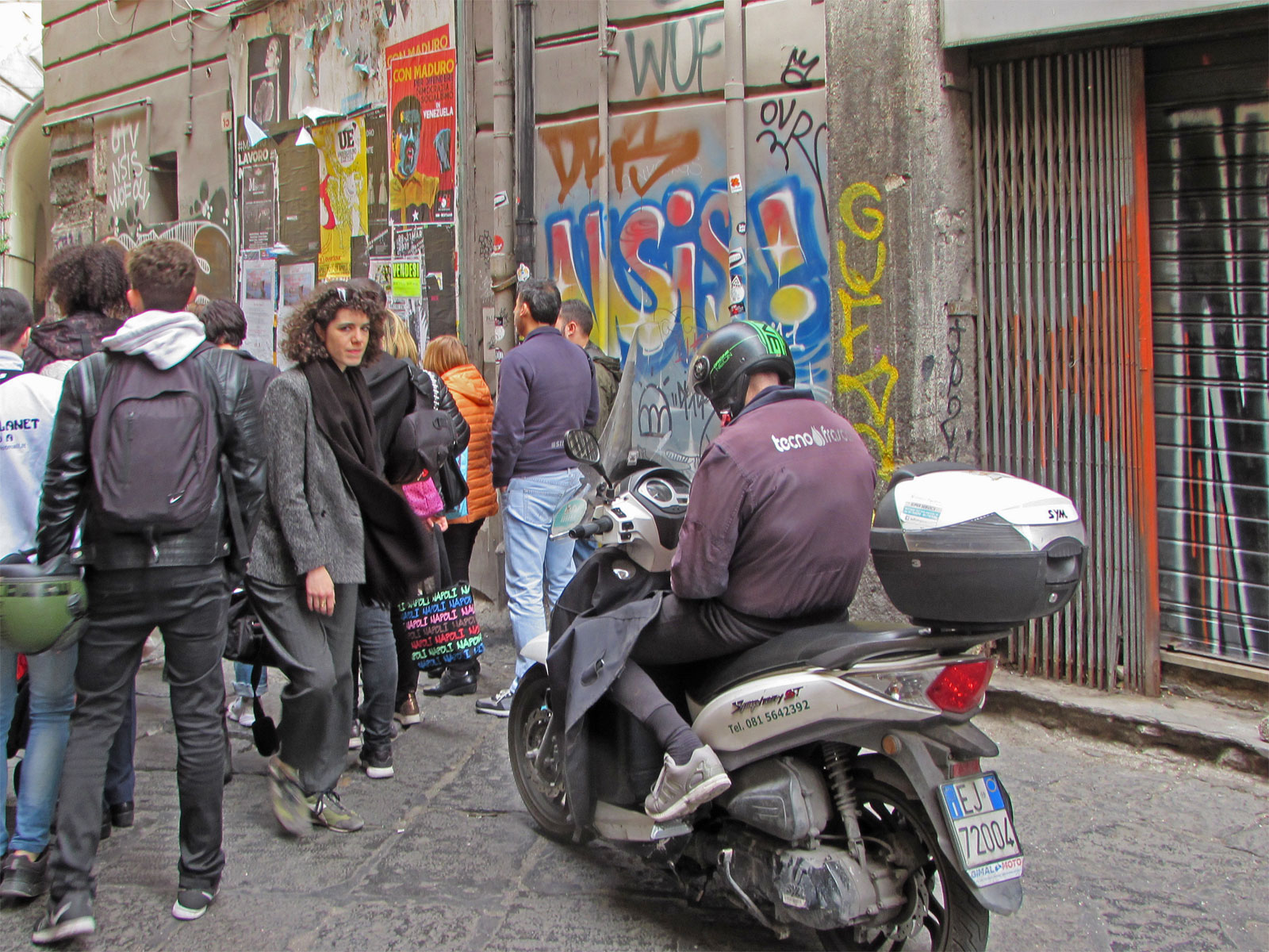 Neapel enge Gasse Fußgänger Motorroller