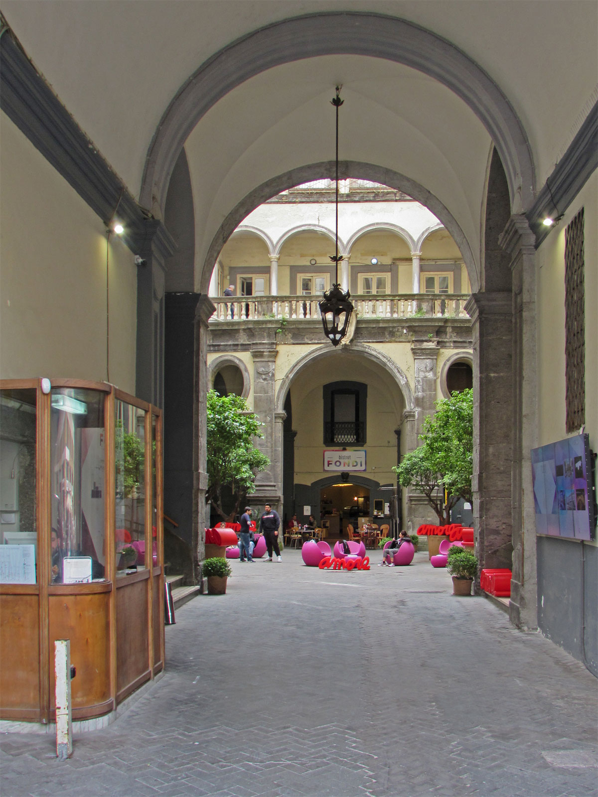 Neapel Altstadt Blick in Winterhof