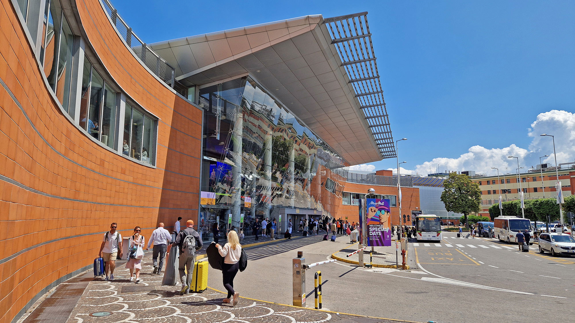 Neapel Flughafen Terminal außen