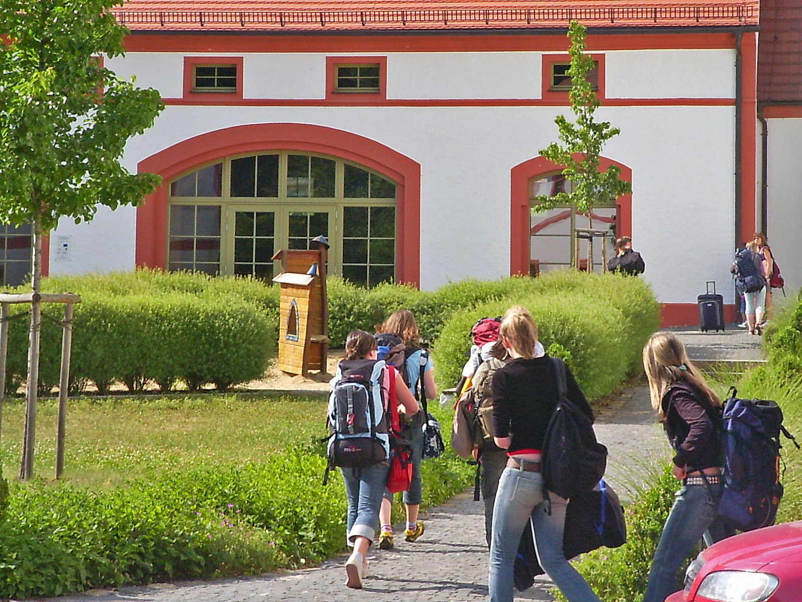 Ostritz Internationales Begegnungszentrum außen mit Gästen