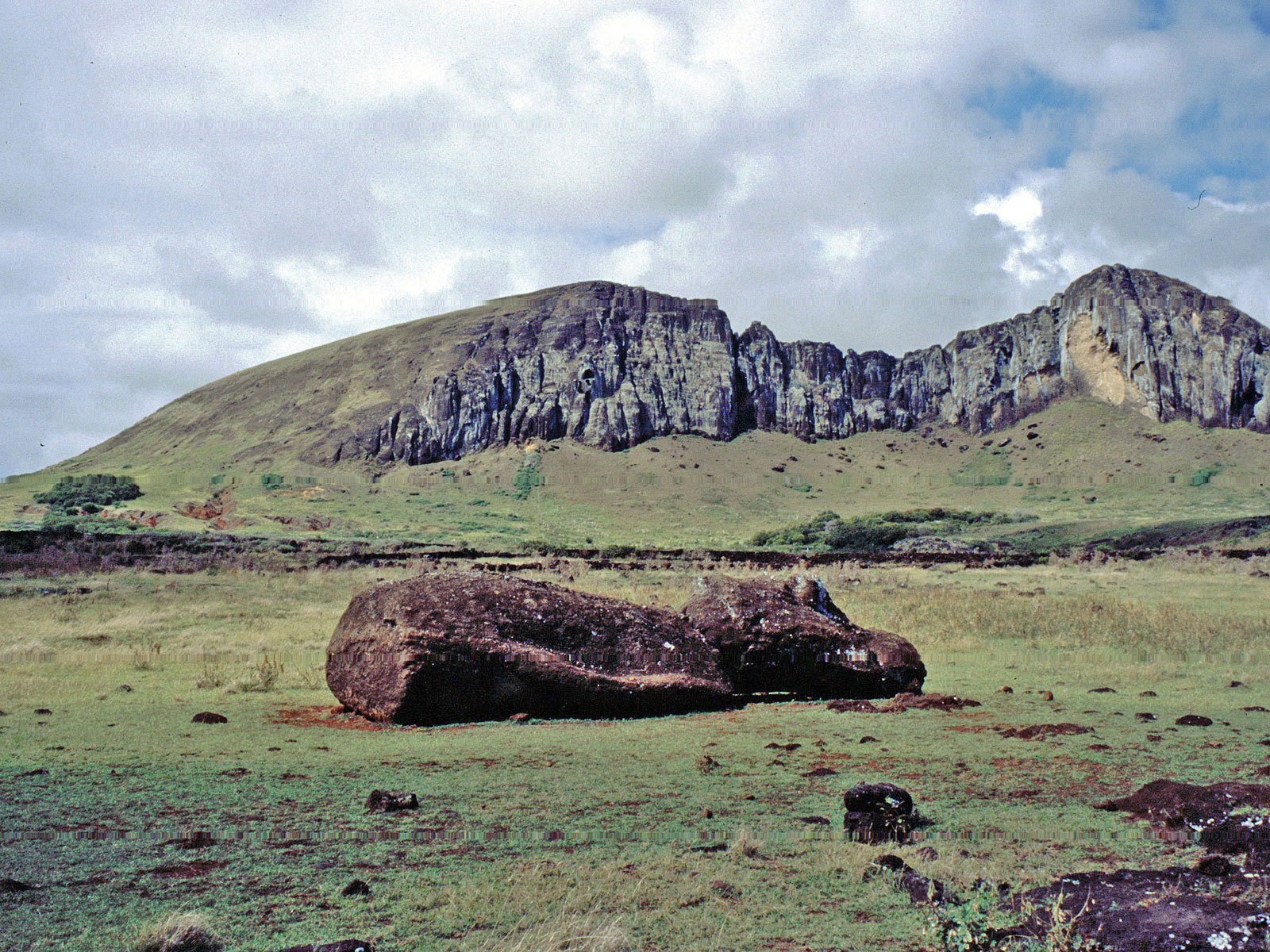 Osterinsel Rano Raraku liegender Moai
