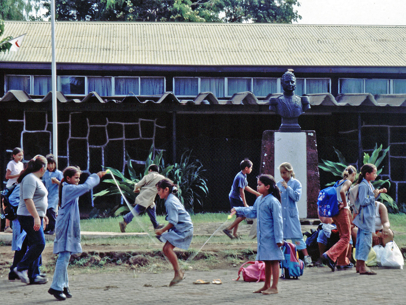Osterinsel Hanga Roa Schulhof