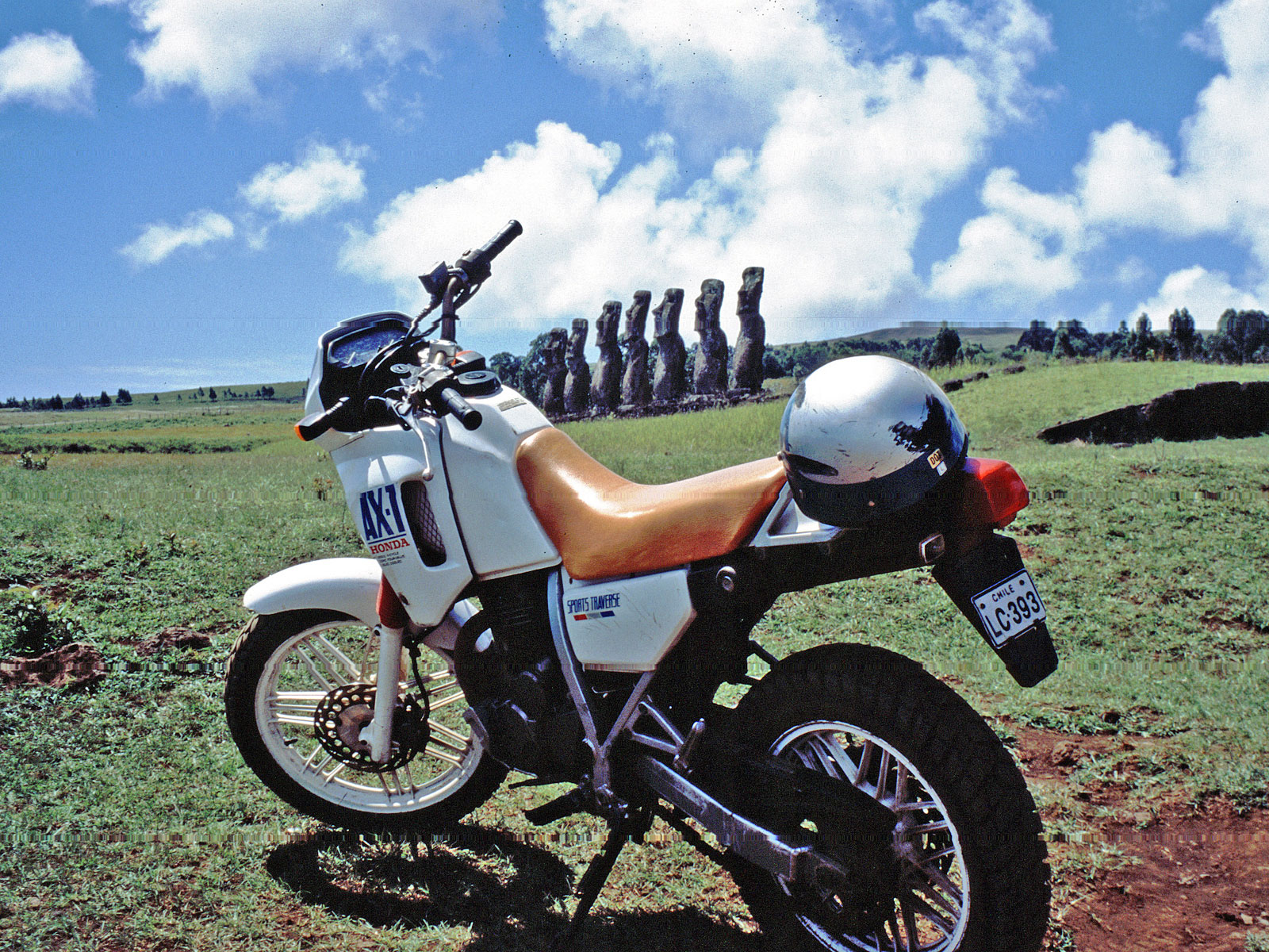 Osterinsel Motorrad vor Ahu Akivi
