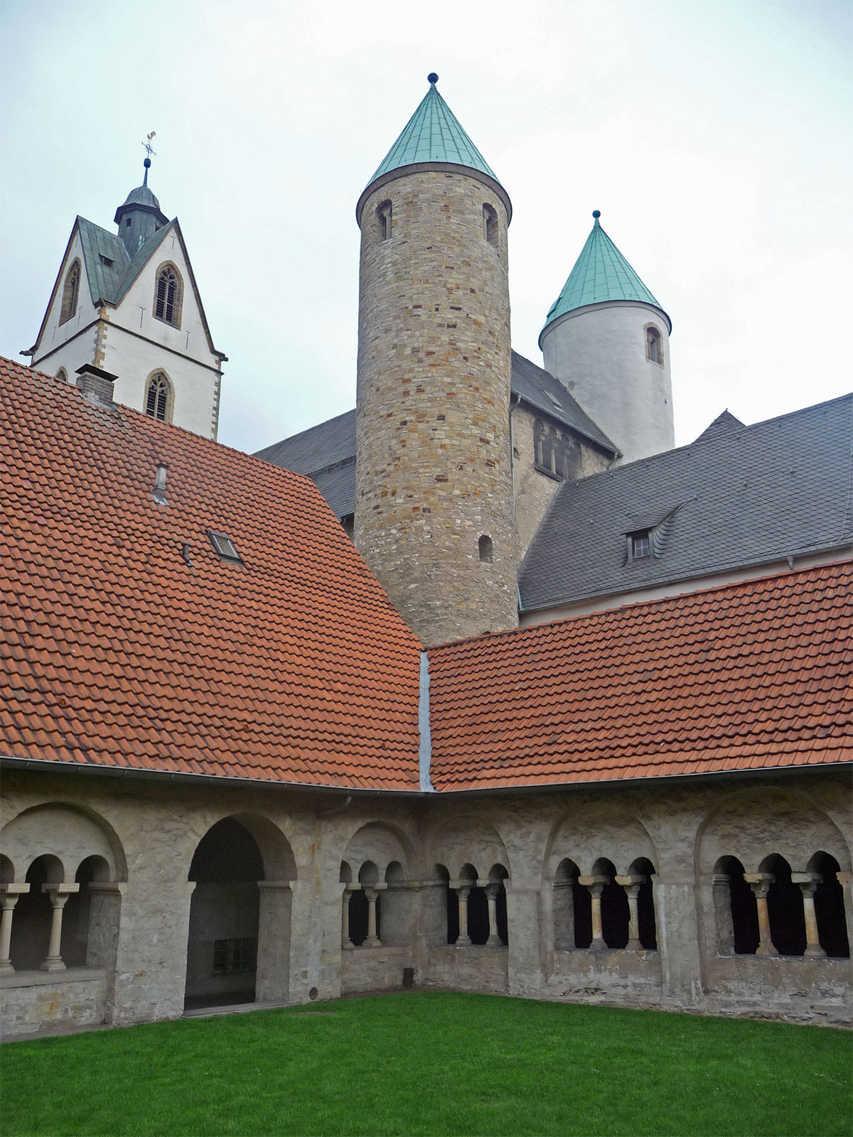 Paderborn Busdorfkirche Kreuzgang außen