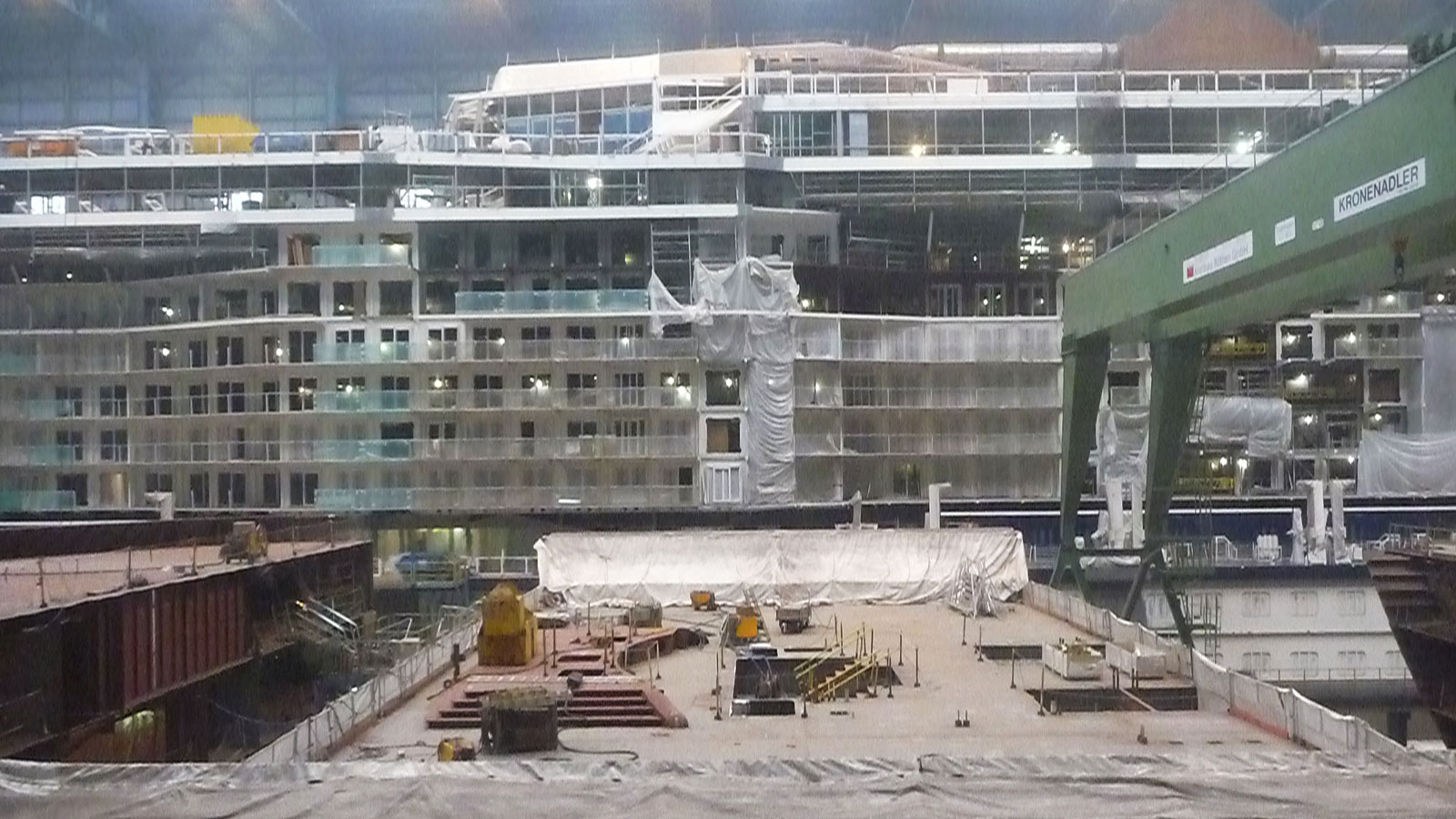 Papenburg Meyer Werft Besucherzentrum Montagehalle nah