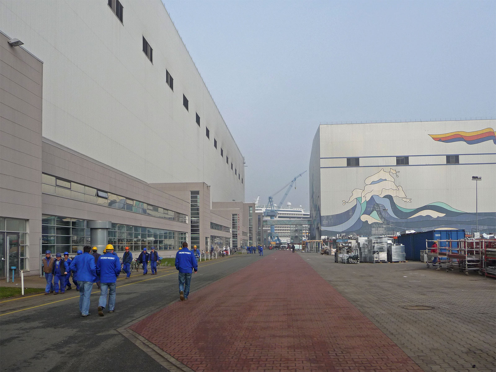 Papenburg Meyer Werft Gelände mit Beschäftigten