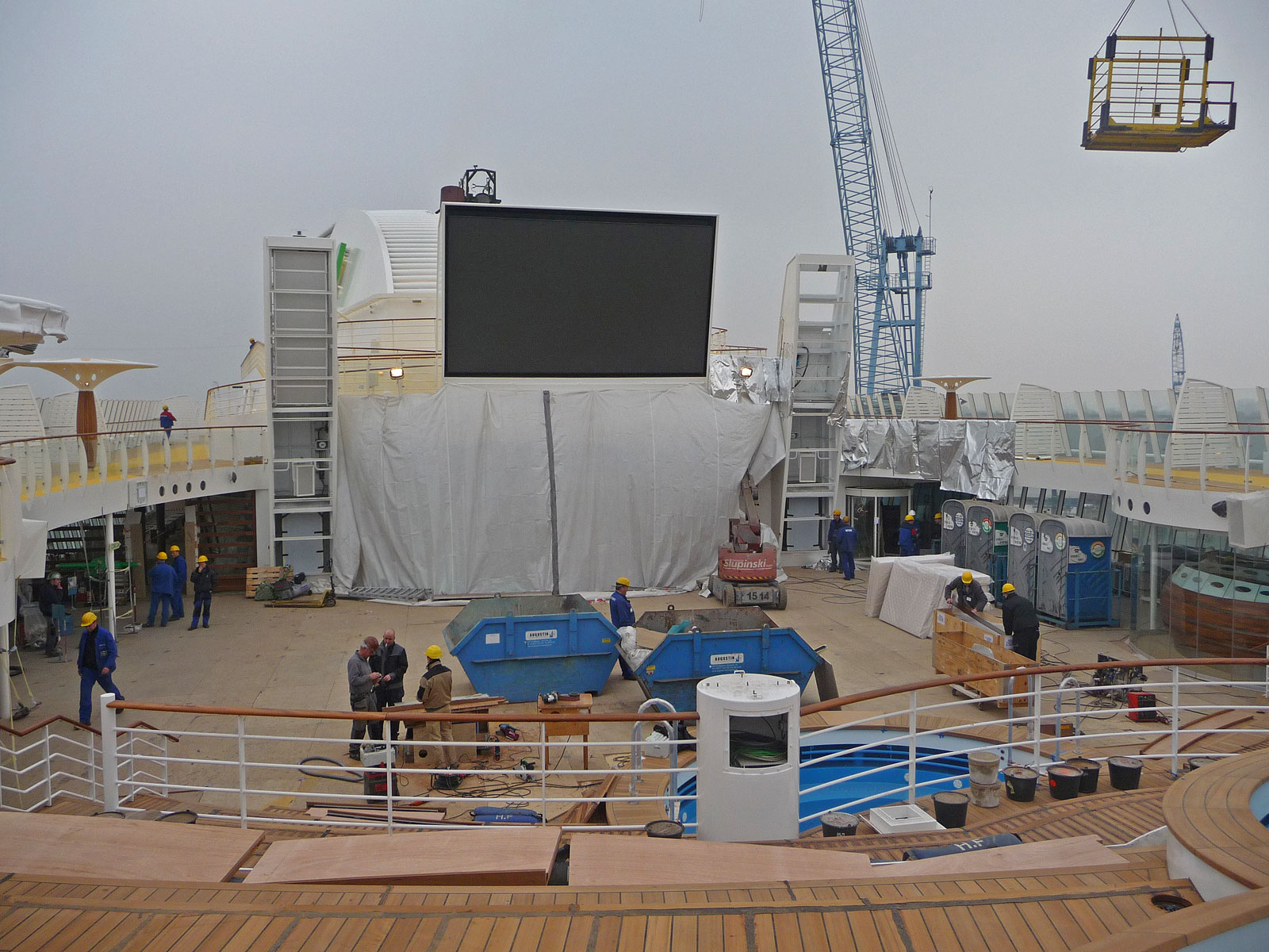 Papenburg Meyer Werft Aida Sol Arbeiten an Deck