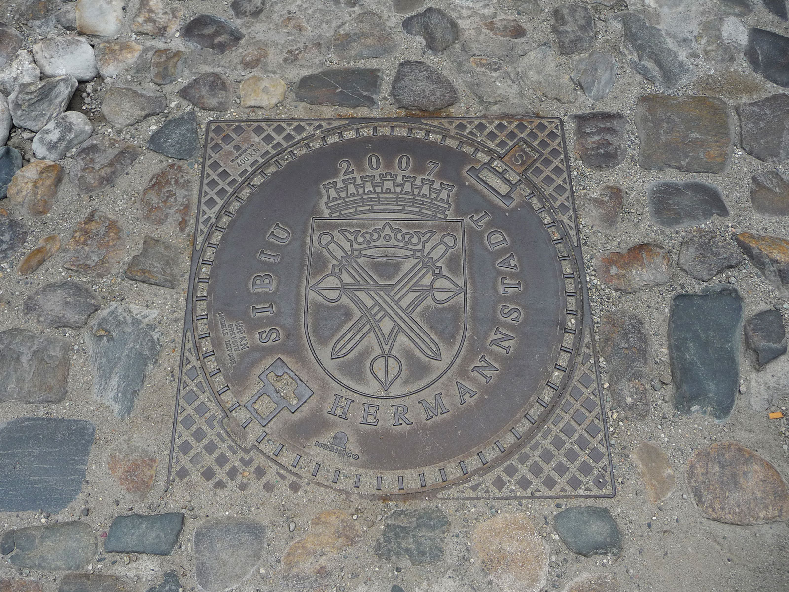 Rumänien Hermannstadt Wappen in der Straßendecke