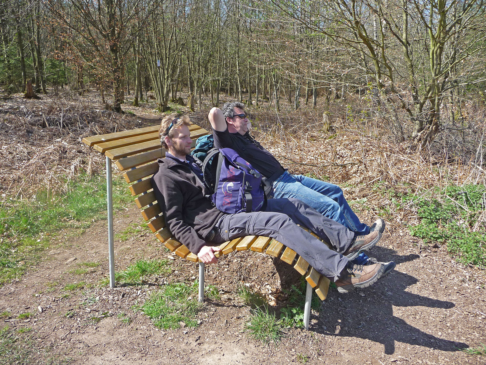 Saar-Hunsrück-Steig Wanderer auf Ruhebank