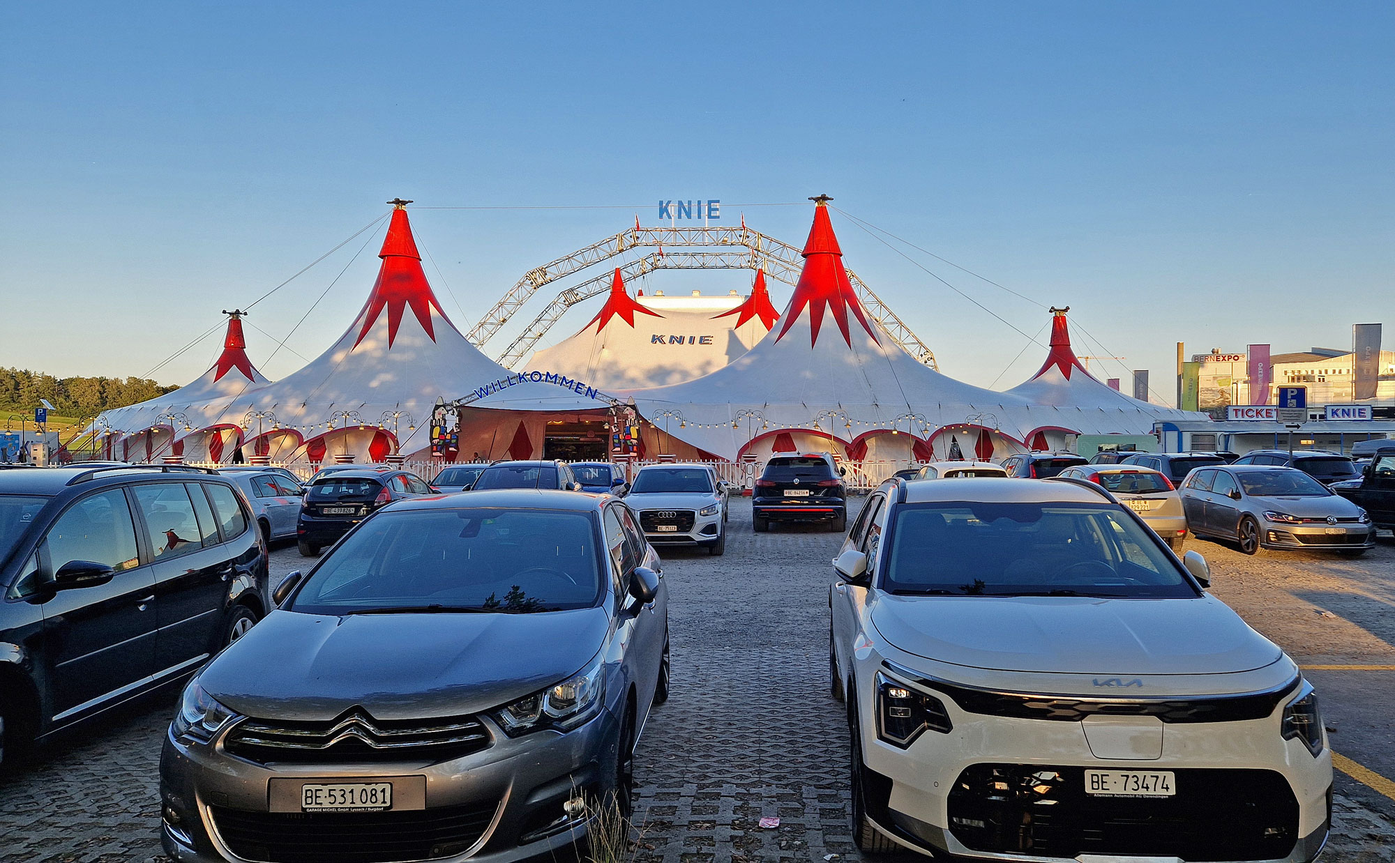 Bern Circus Knie Zelt außen