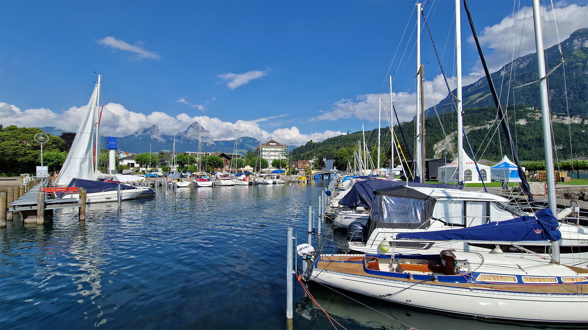 Brunnen Schweiz Yachthafen Segelboote