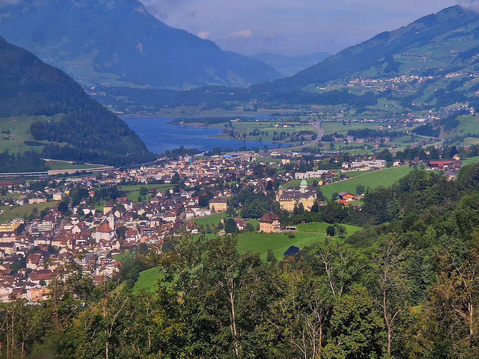 Schwyz Totale von oben