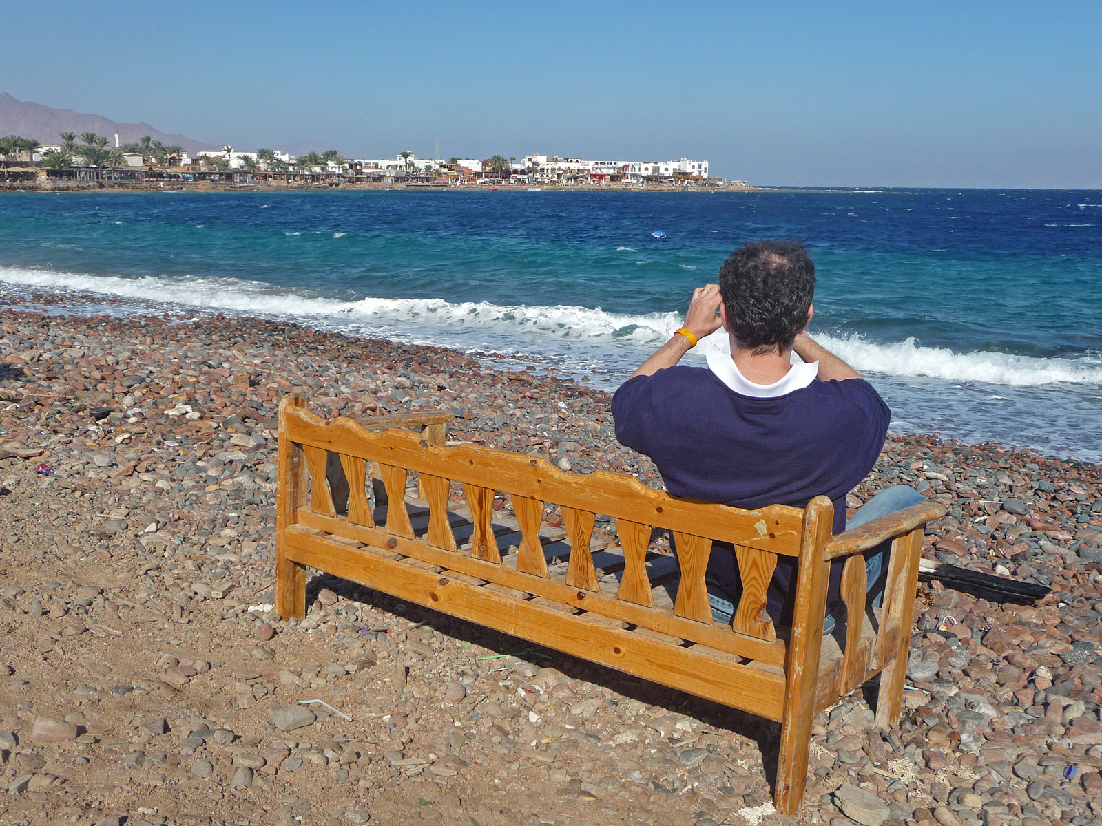 Sinai Dahab Strand mit Tourist auf Bank