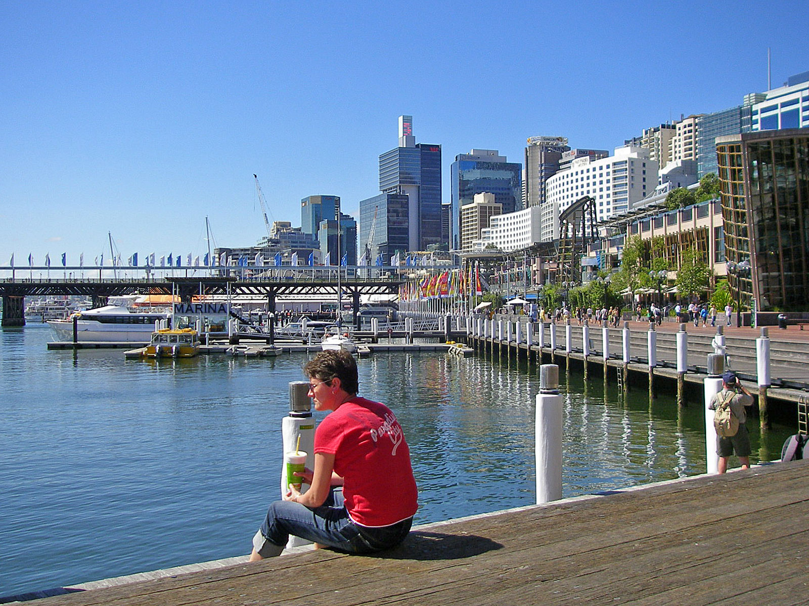 Sydney Darling Harbour mit sitzender Frau