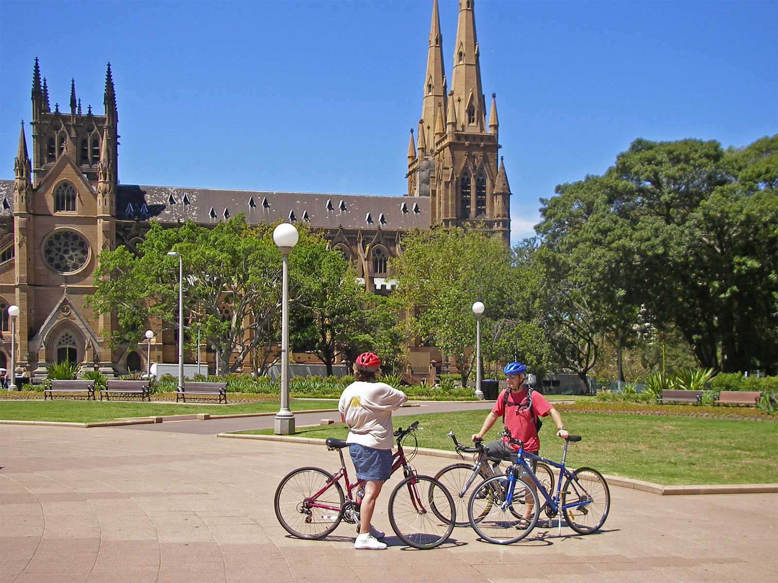 Sydney Kathedrale mit Radfahrern