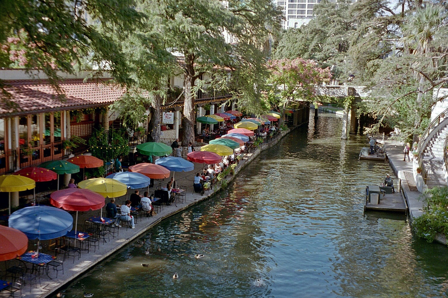 Texas San Antonio Flussufer bunte Sonnenschirme