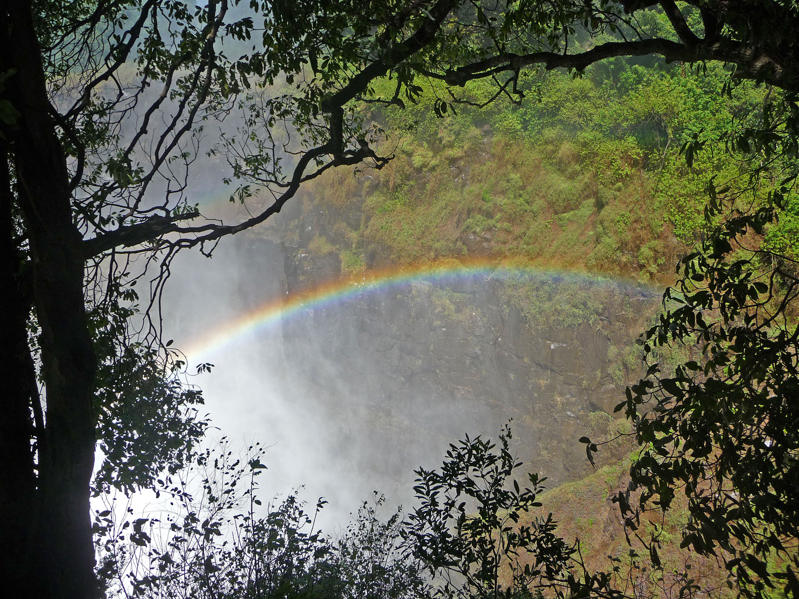 Victoria Falls Victoriafälle von unten groß mit Regenbogen