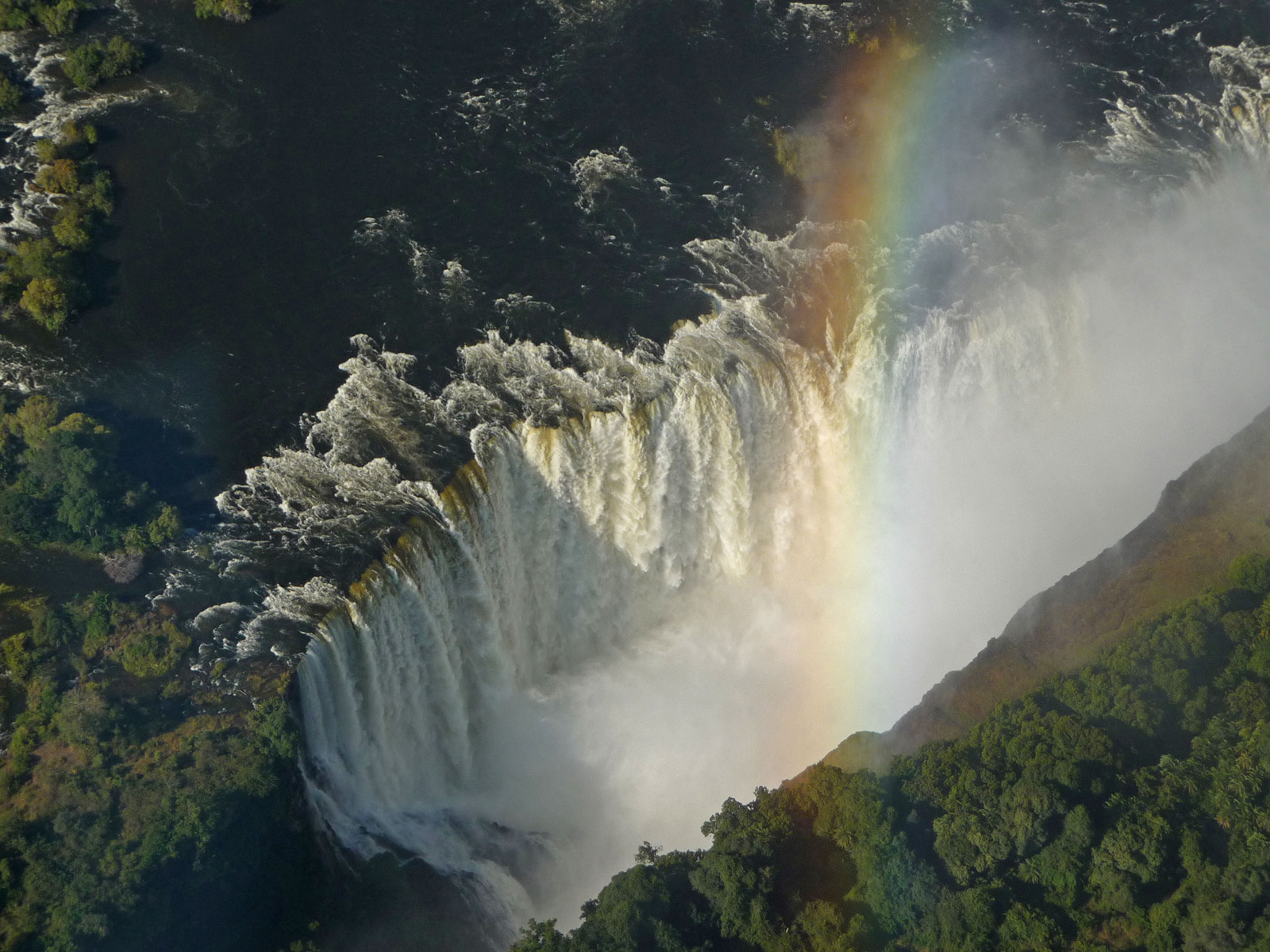 Victoria Falls Victoriafälle aus der Luft groß mit Regenbogen