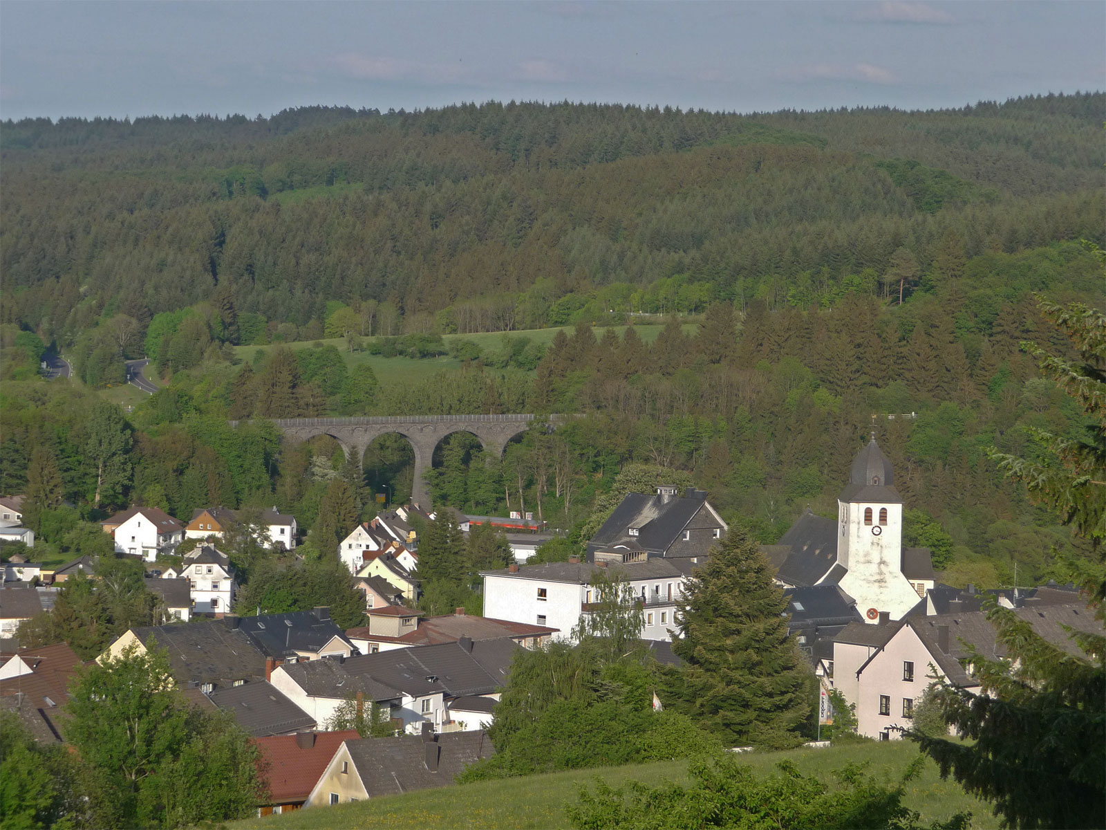 Vulkaneifel Daun Viadukt und Nikolauskirche von fern