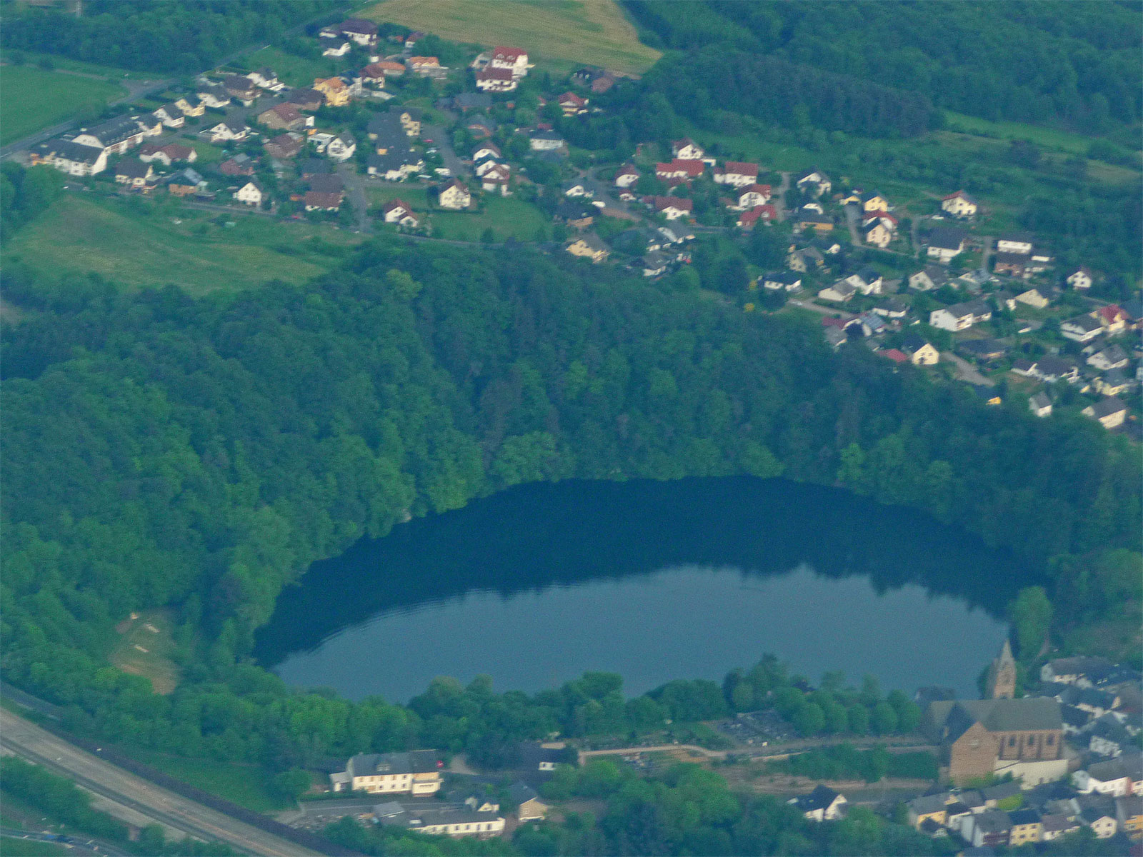 Vulkaneifel Rundflug Ulmener Maar aus der Luft