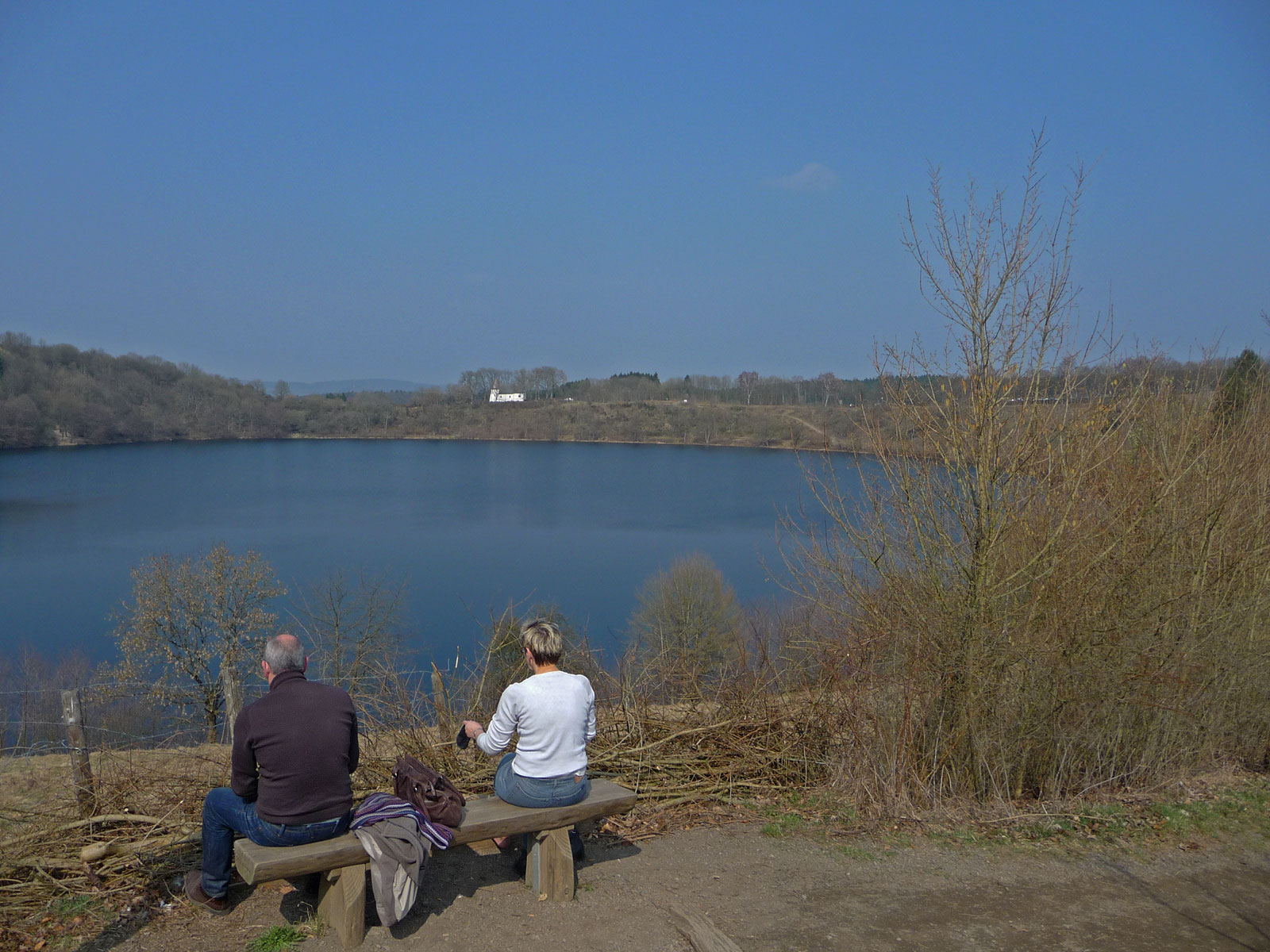 Vulkaneifel Totenmaar mit Besuchern Vorfrühling