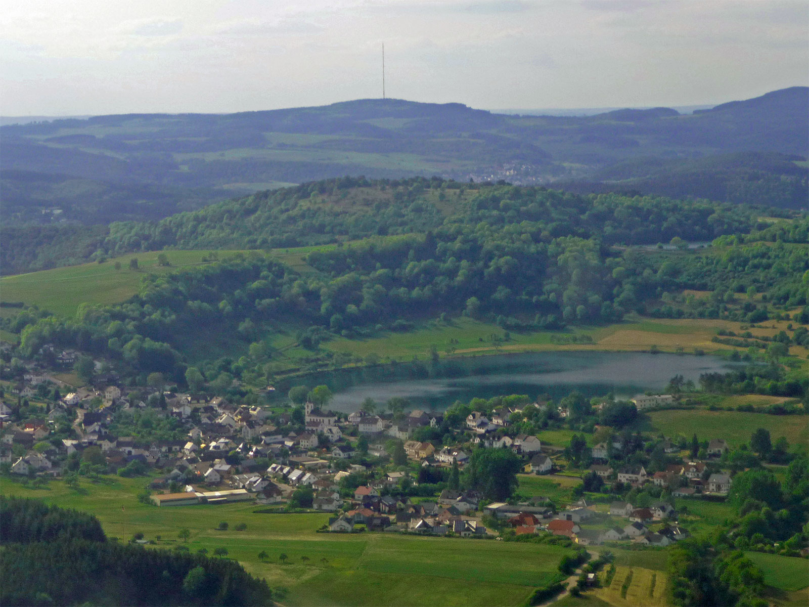 Vulkaneifel Rundflug Schalkenmehrener Maar aus dem Luft