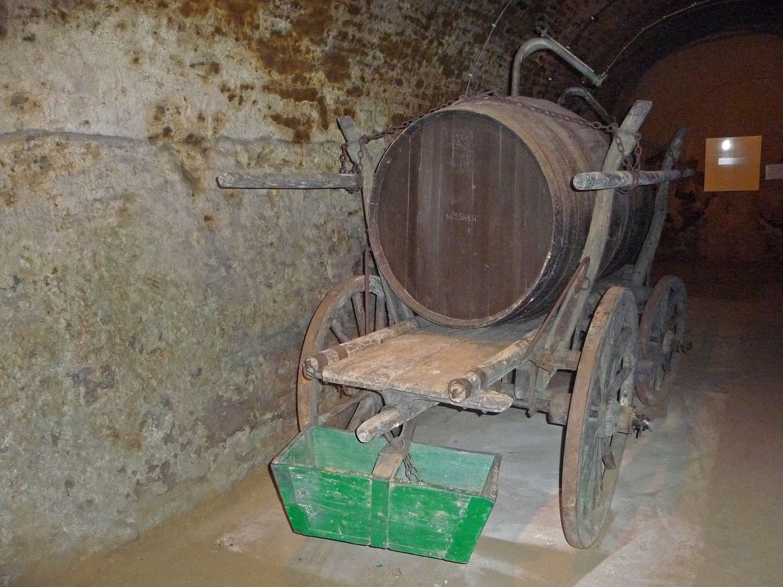 Weinviertel Retz Weinkeller historischer Karren