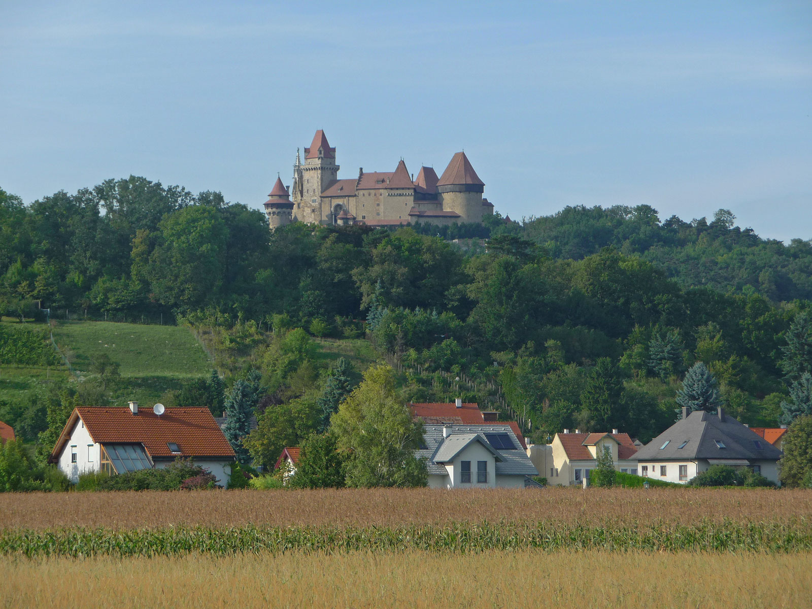 Weinviertel Burg Kreuzenstein von fern