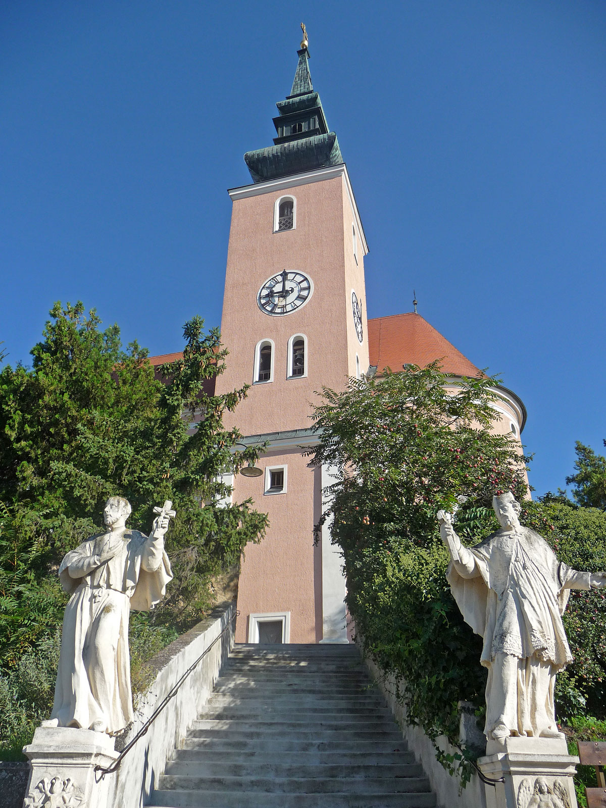 Poysdorf Weinviertel Kirche außen