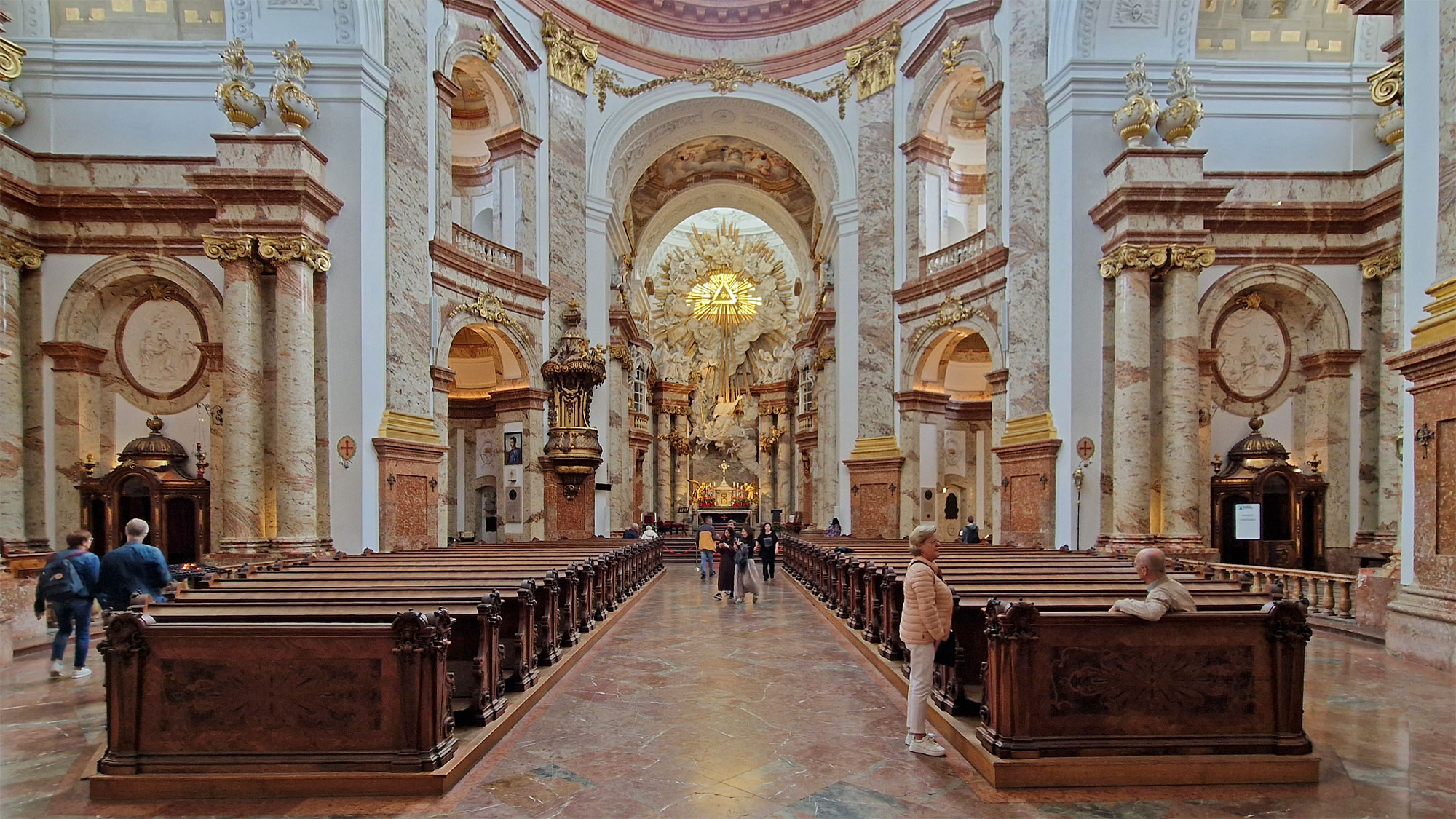 Wien Karlskirche Innenaufnahme