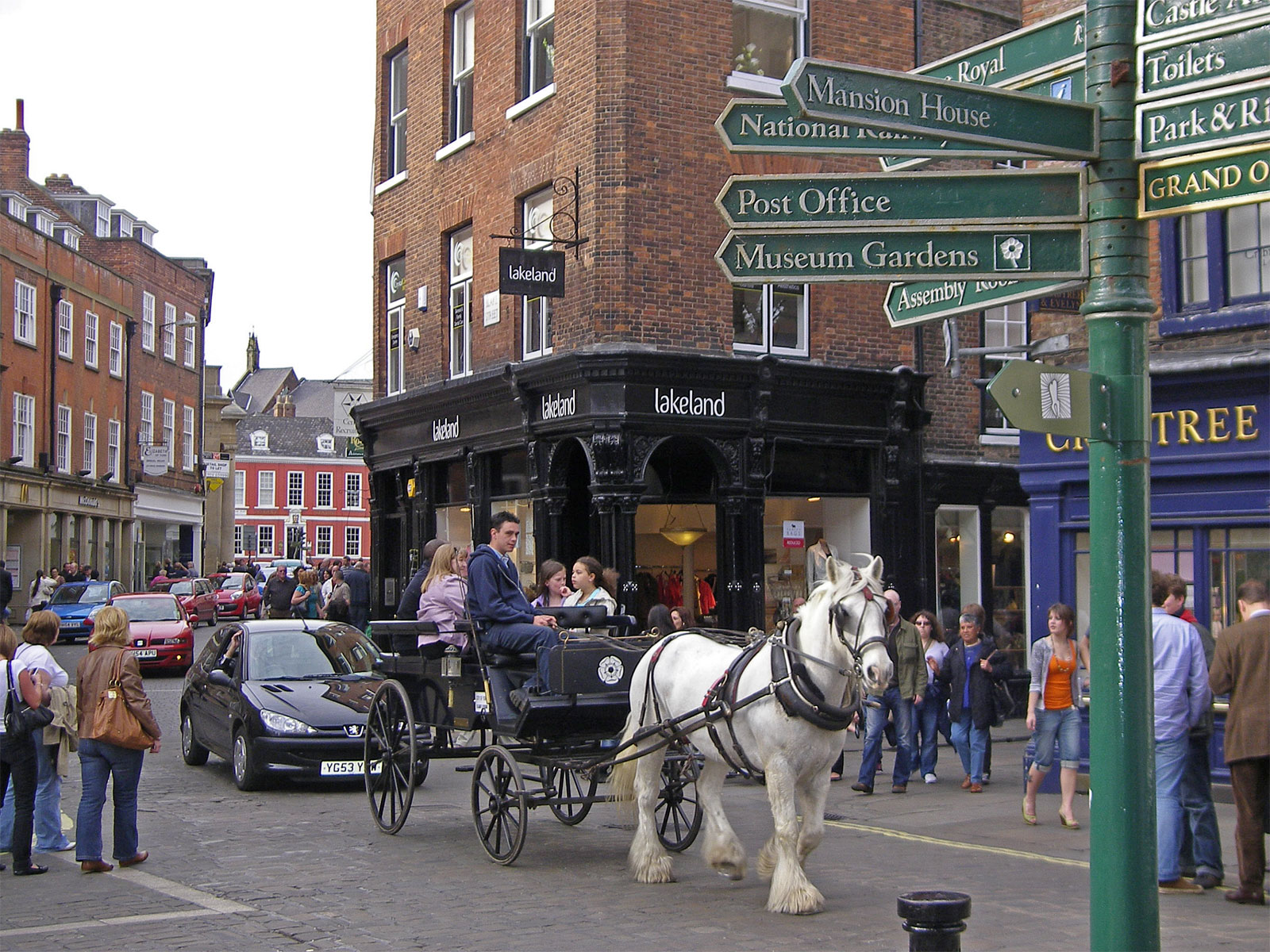 York Altstadt Pferdekutsche Richtungswegweiser