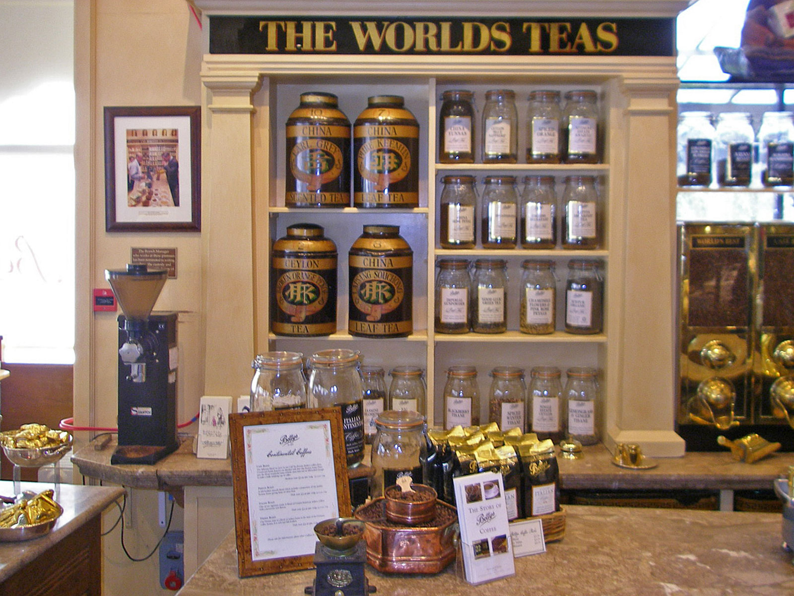 Yorkshire Harrogate Betty's Cafe and Tearooms Regal mit Teesorten