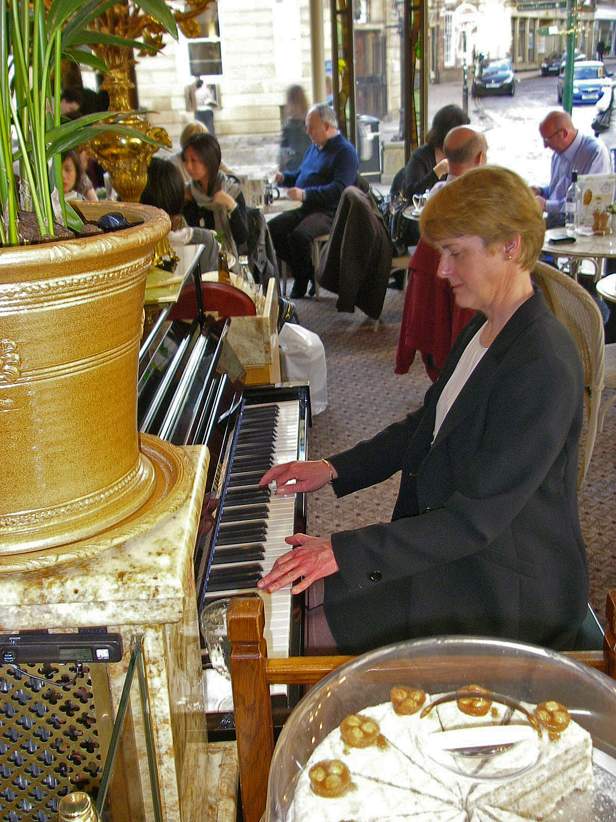 York Betty's Cafe and Tearooms Pianistin