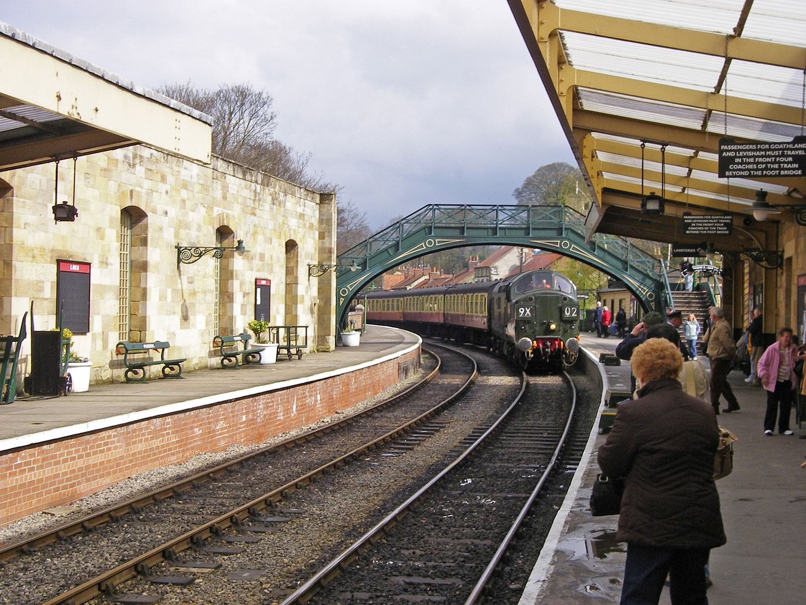 Yorkshire Pickering Bahnhof Zug mit Diesellok