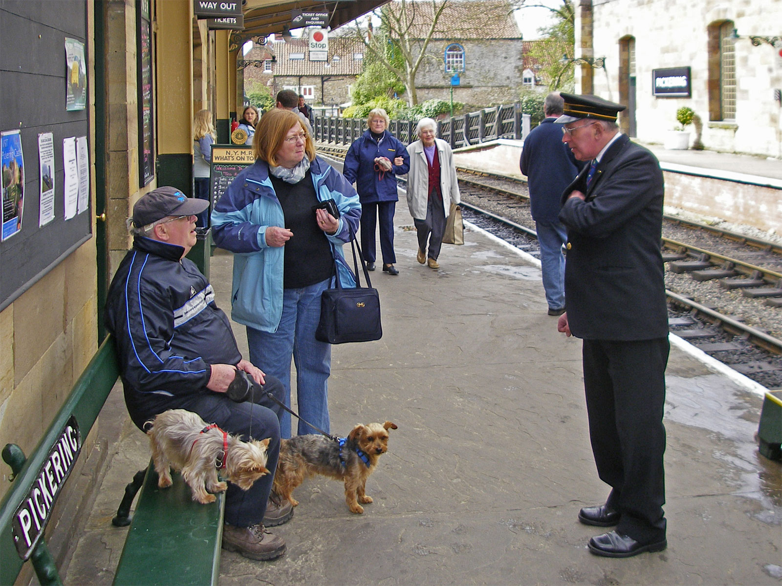 Yorkshire Pickering Bahnsteig mit Reisenden